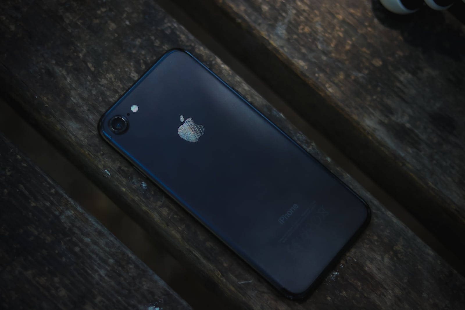 iPhone 7 Kwenye Mbao Picha ya Ukuta