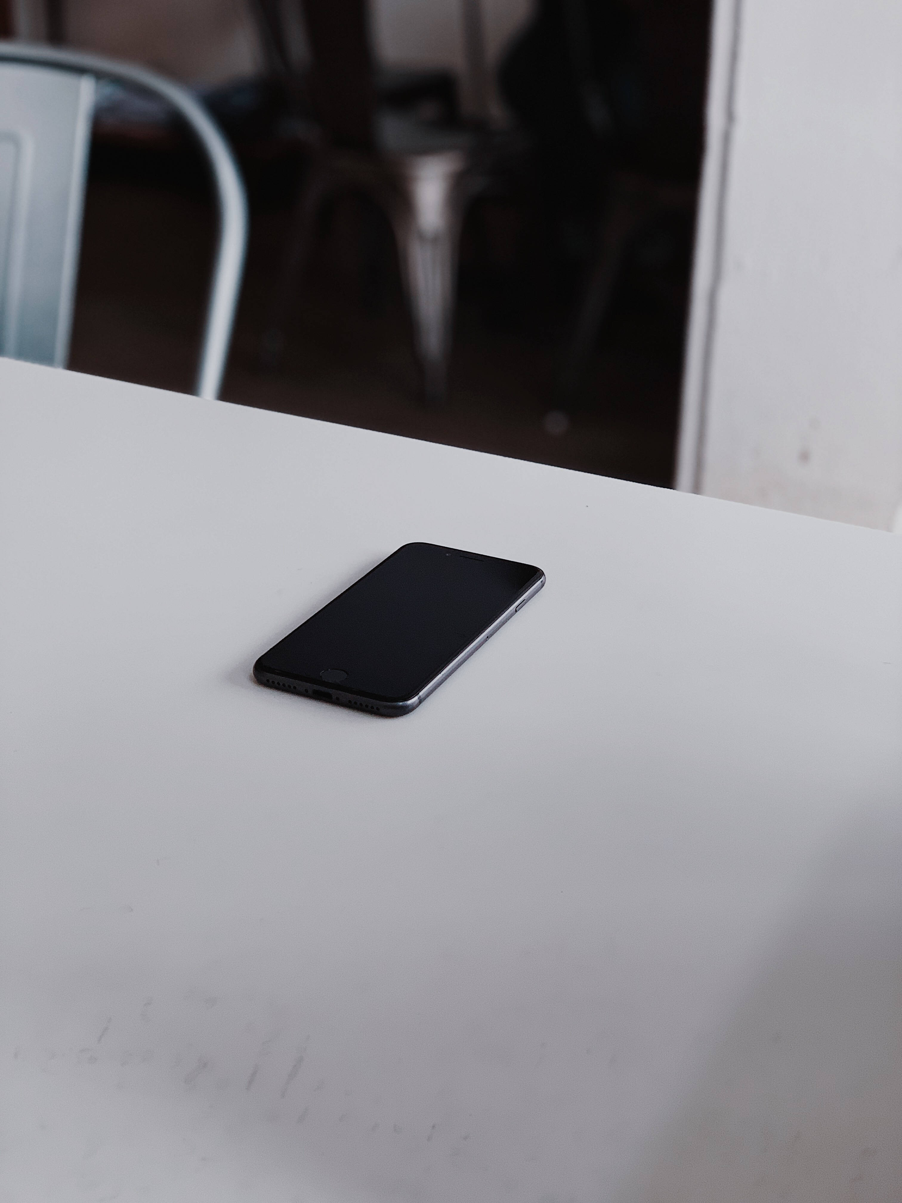 iPhone 8 Juu ya Meza Picha ya Ukuta