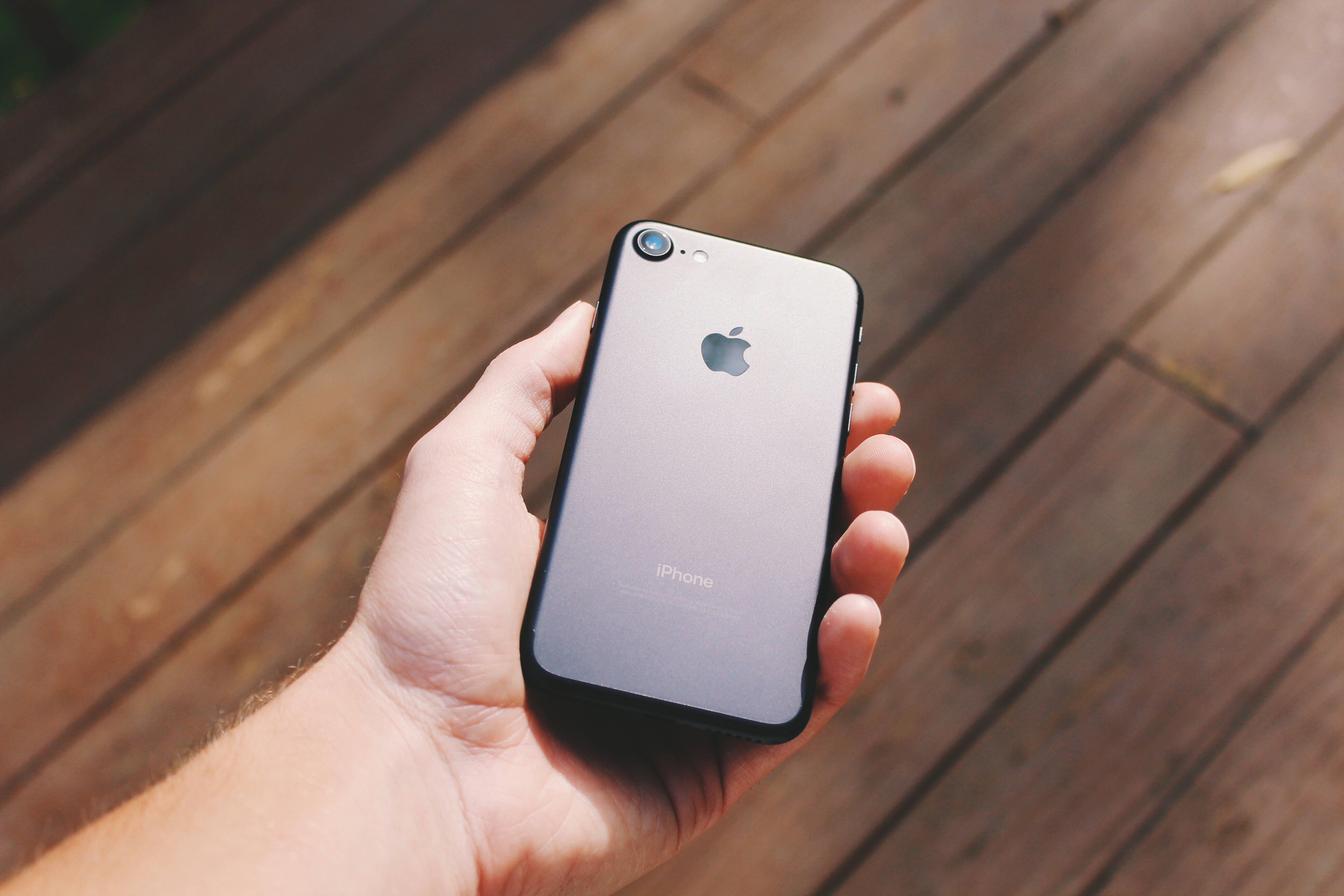 iPhone 8 ya Kifahari na Msingi wa Kuvutia Picha ya Ukuta