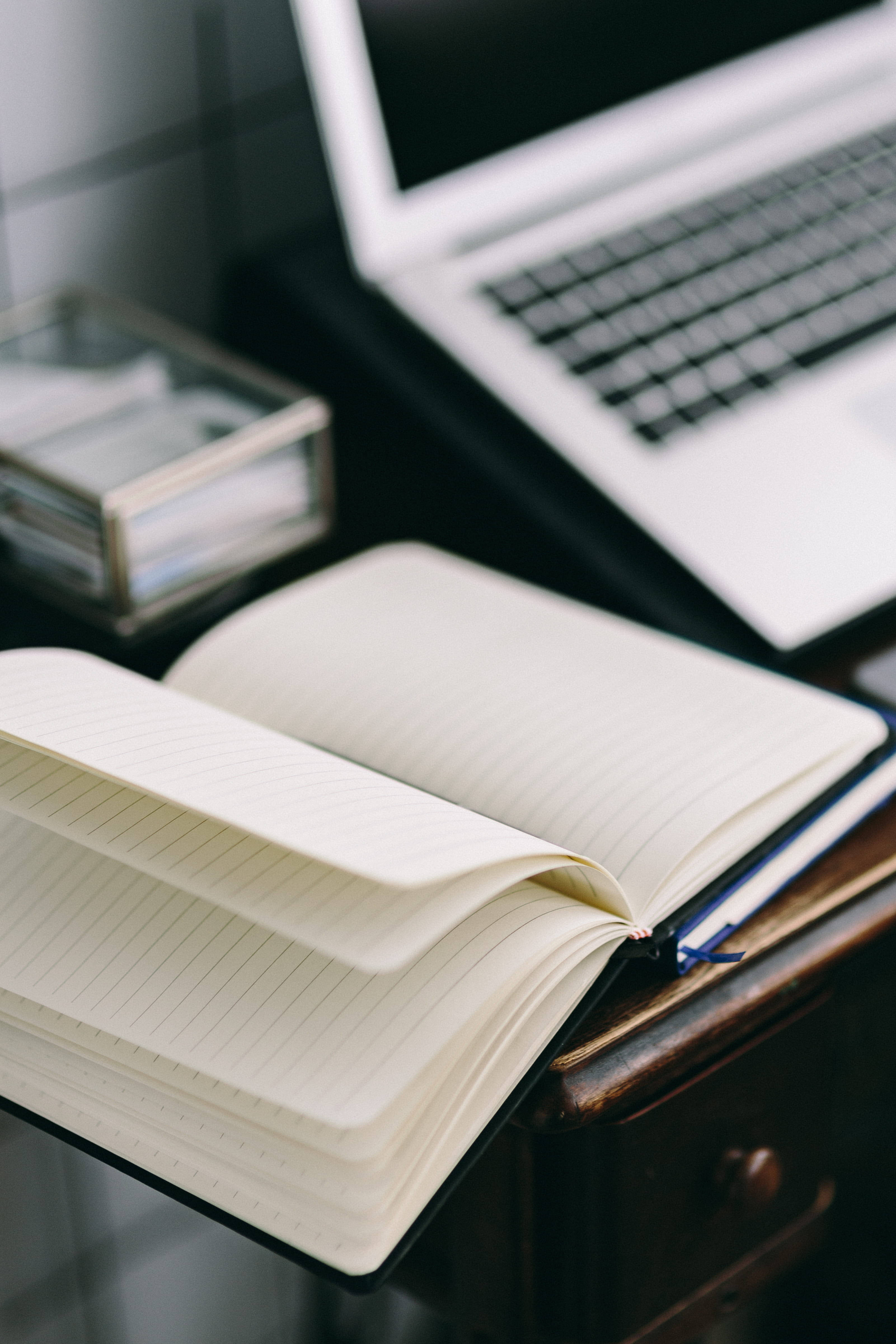 iPhone Desk With Open Journal Picha ya Ukuta
