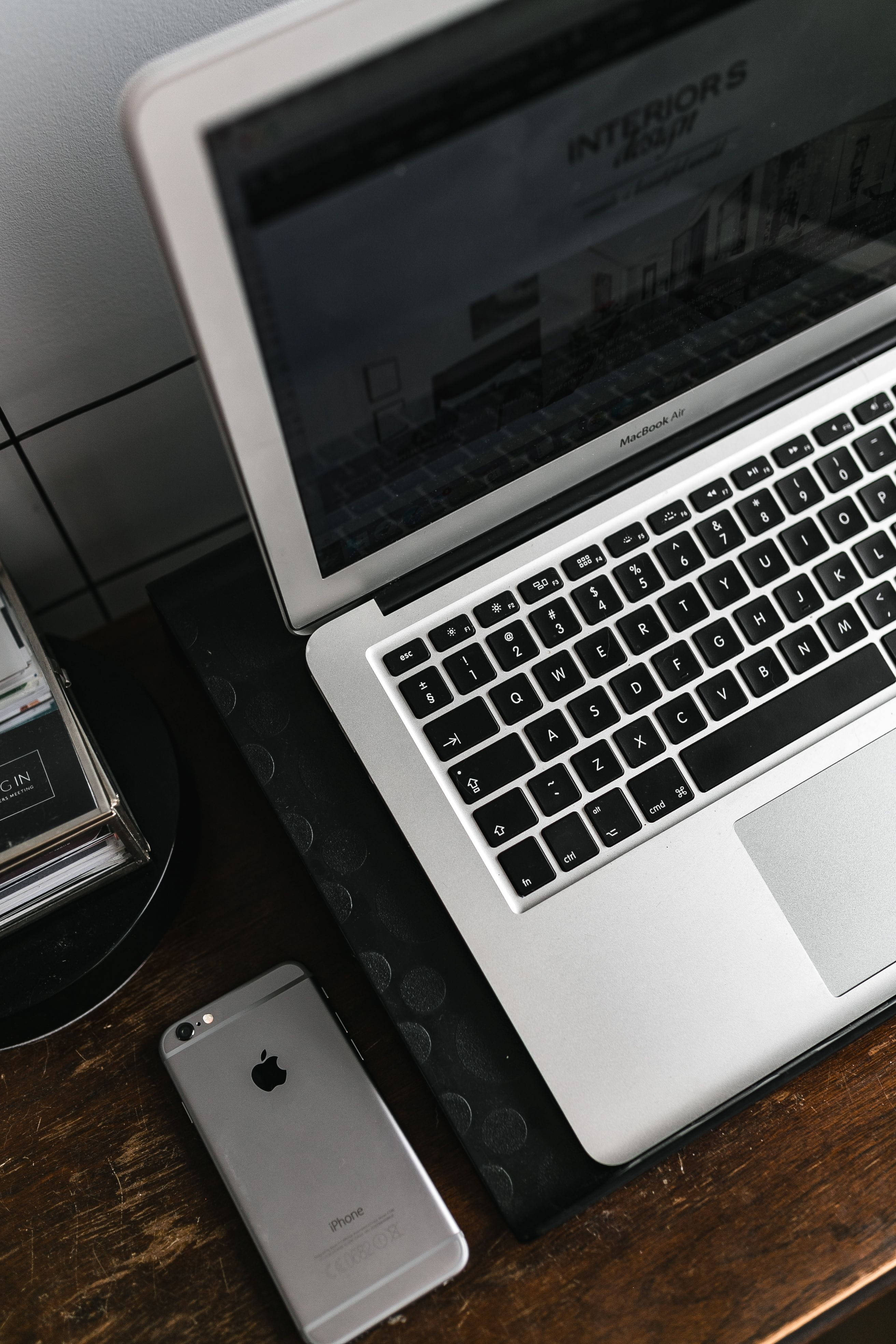 iPhone Maktaba na MacBook ya Silver Picha ya Ukuta