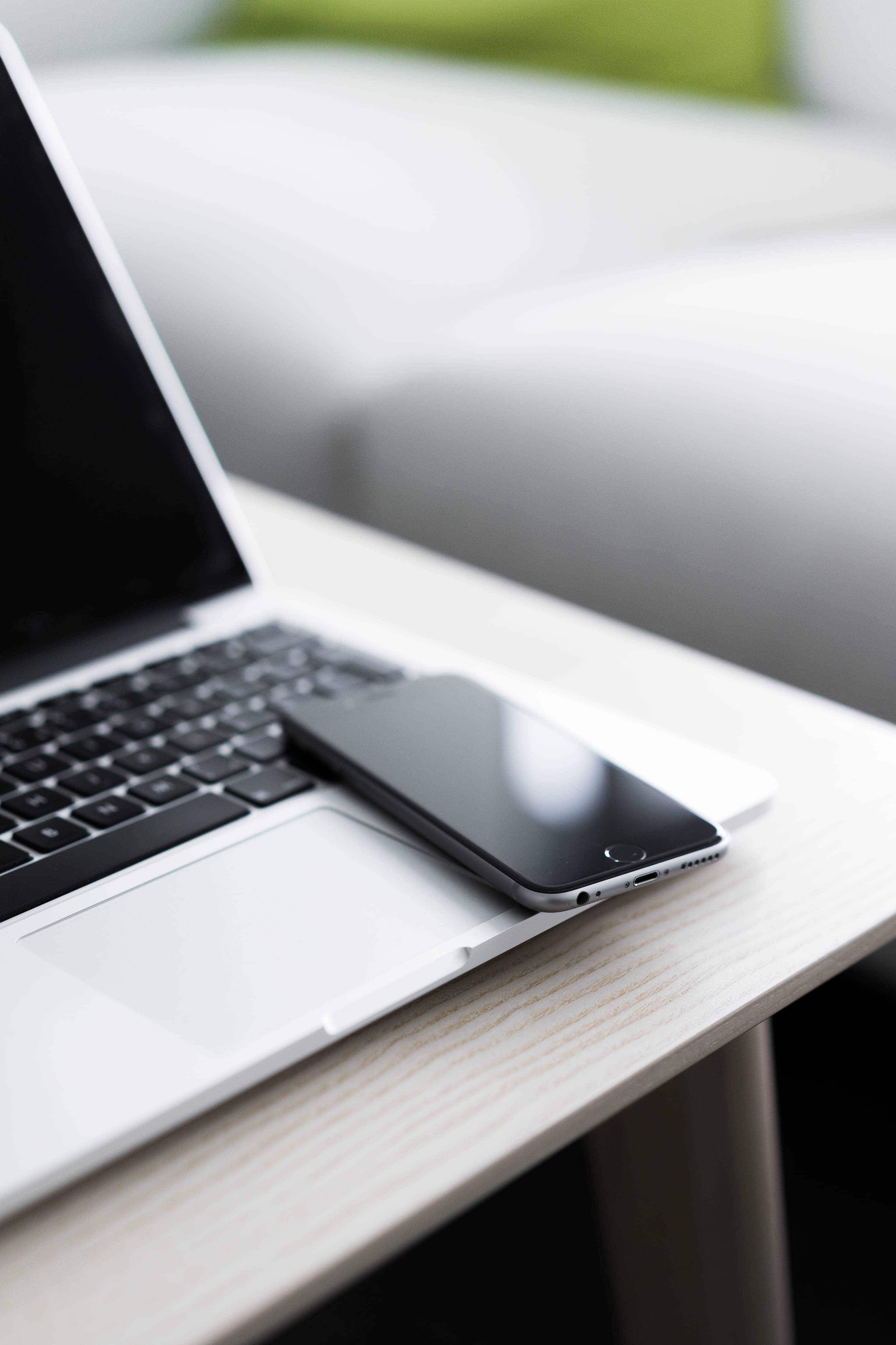 iPhone Meza Na MacBook Picha ya Ukuta