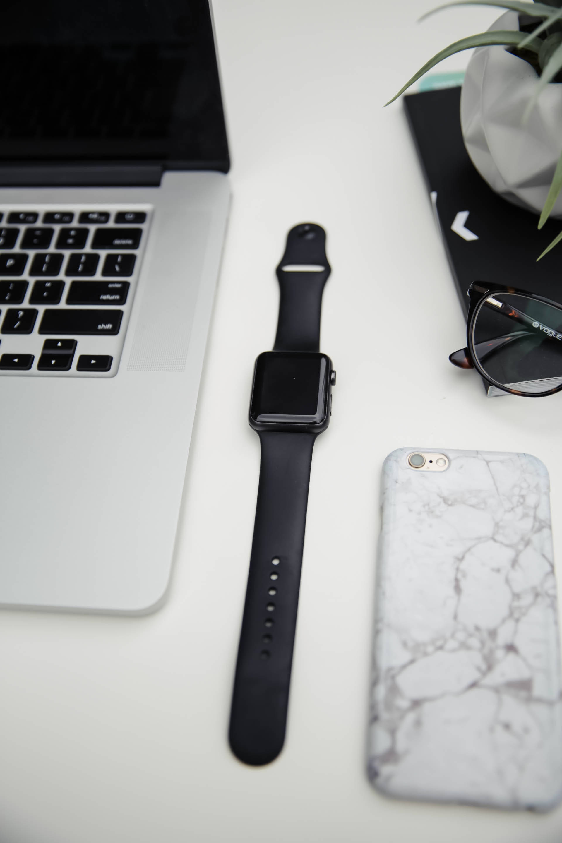iPhone Meza Na Smartwatch Picha ya Ukuta
