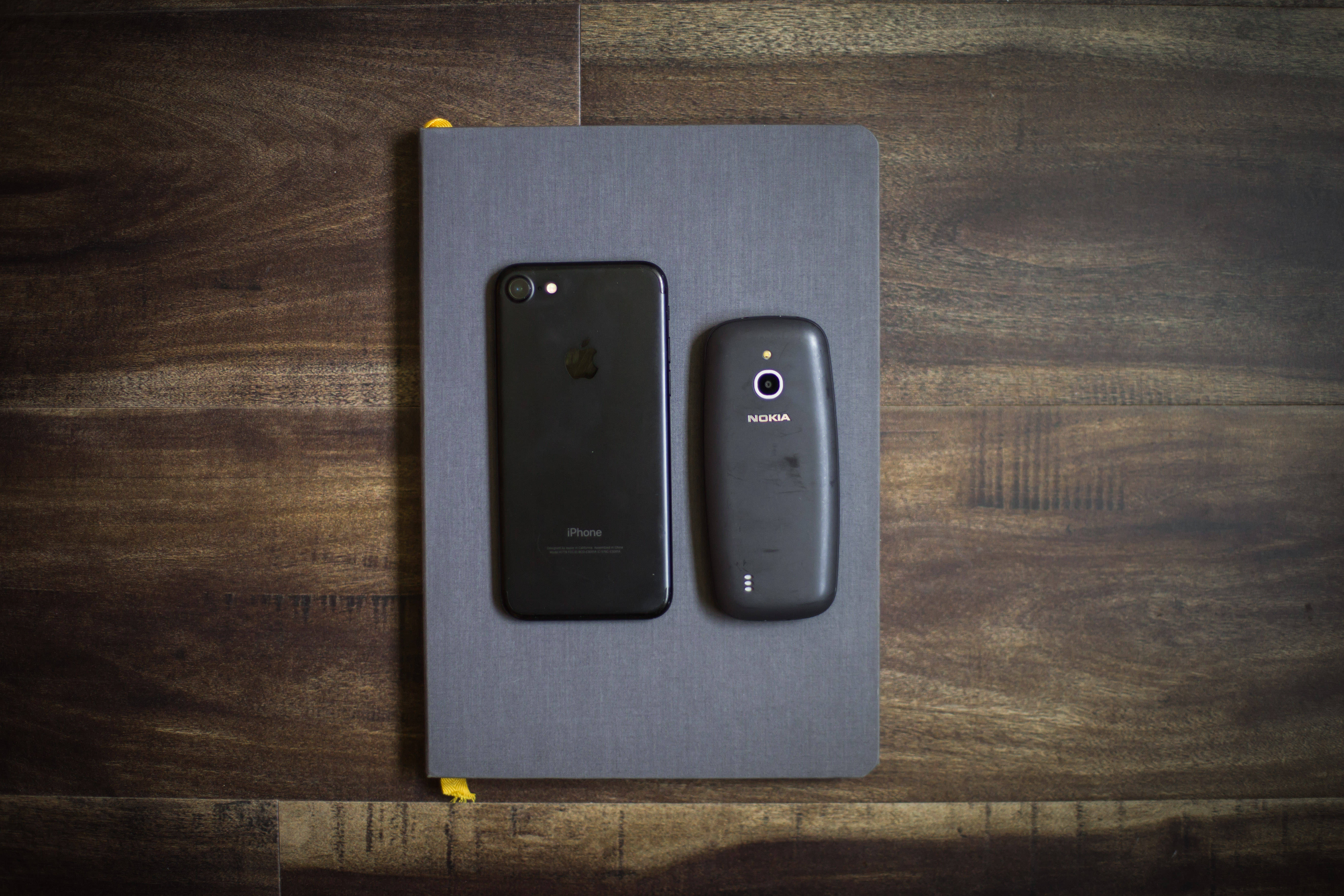 iPhone Na Nokia 3310 Picha ya Ukuta