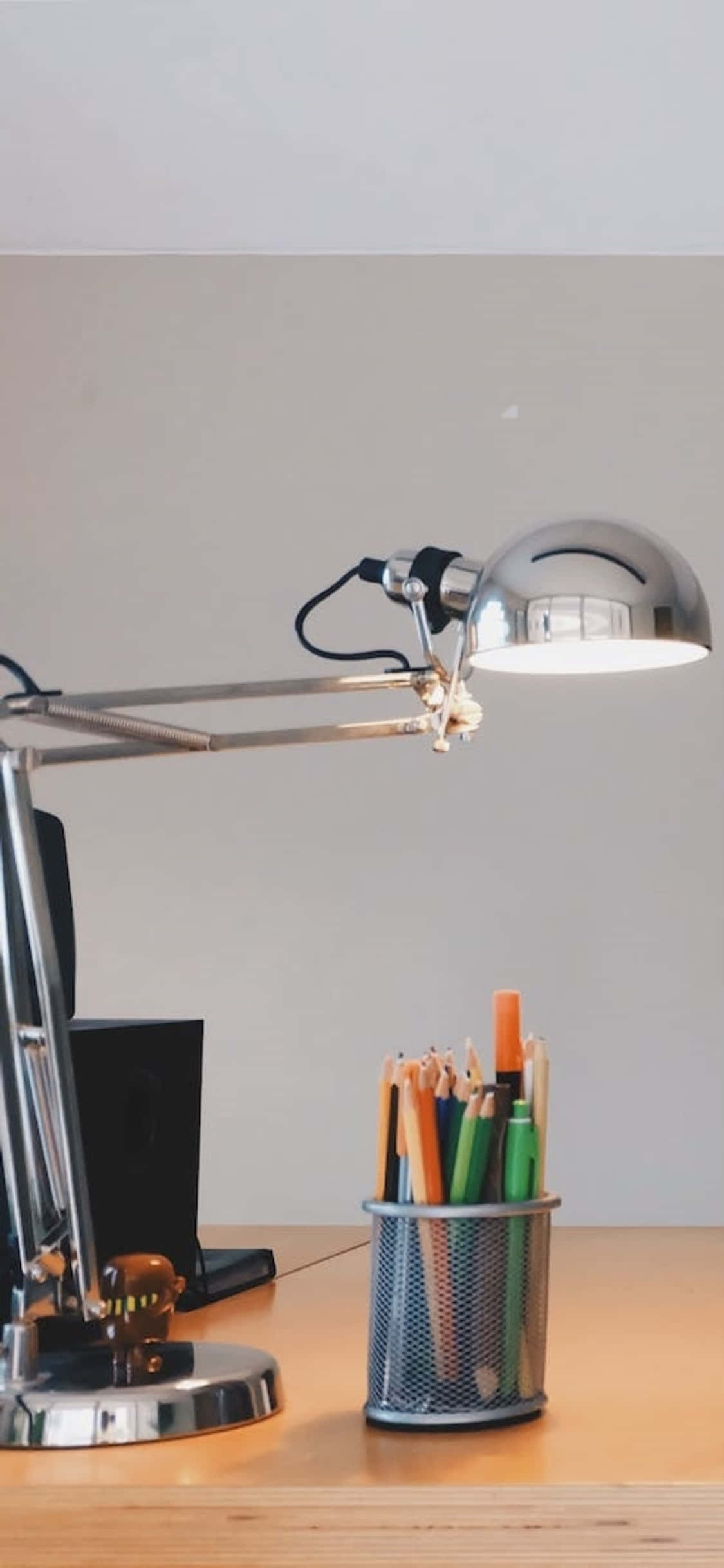 iPhone X Desk Background Pencil Cup And A Lamp Picha ya Ukuta