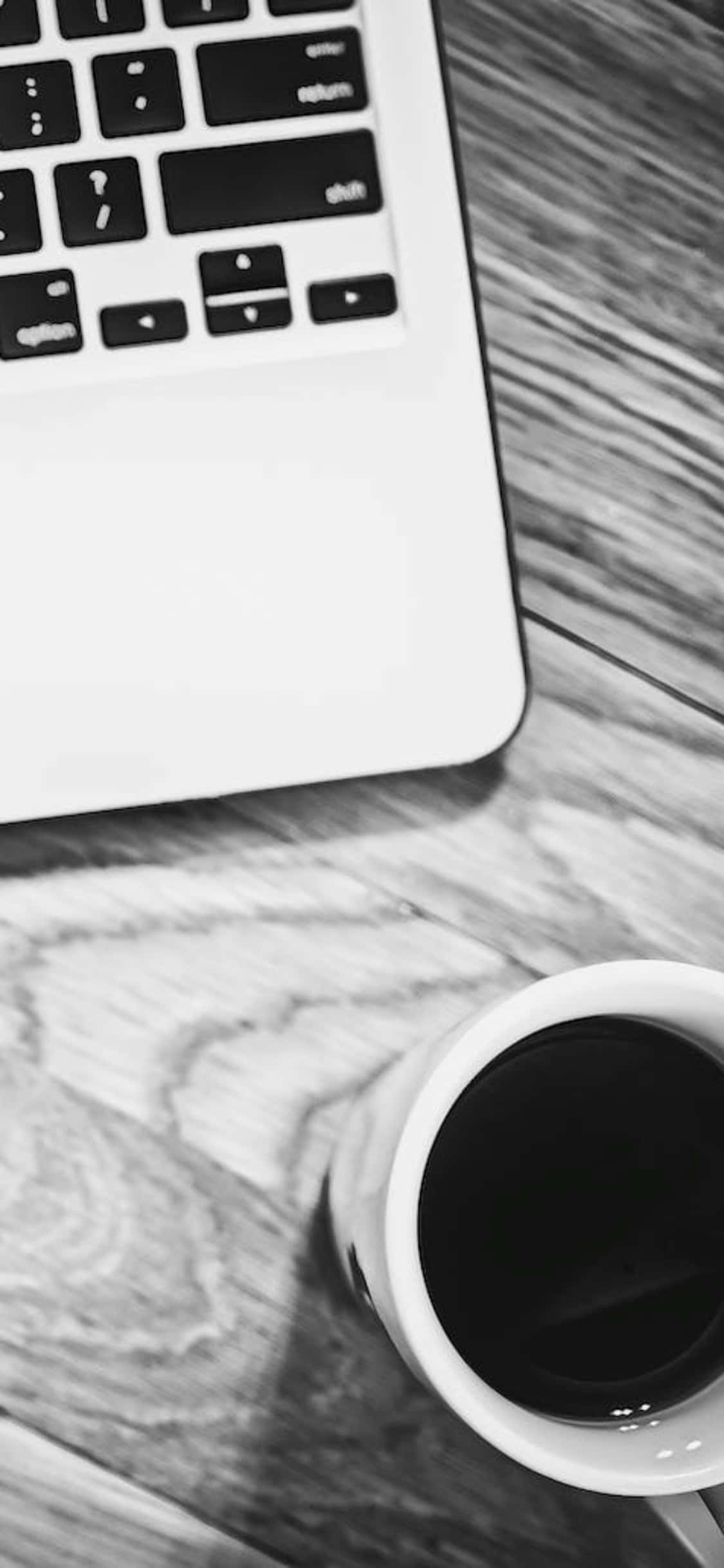 iPhone X Desk Background Black And White Photo With Cup Laptop Picha ya Ukuta
