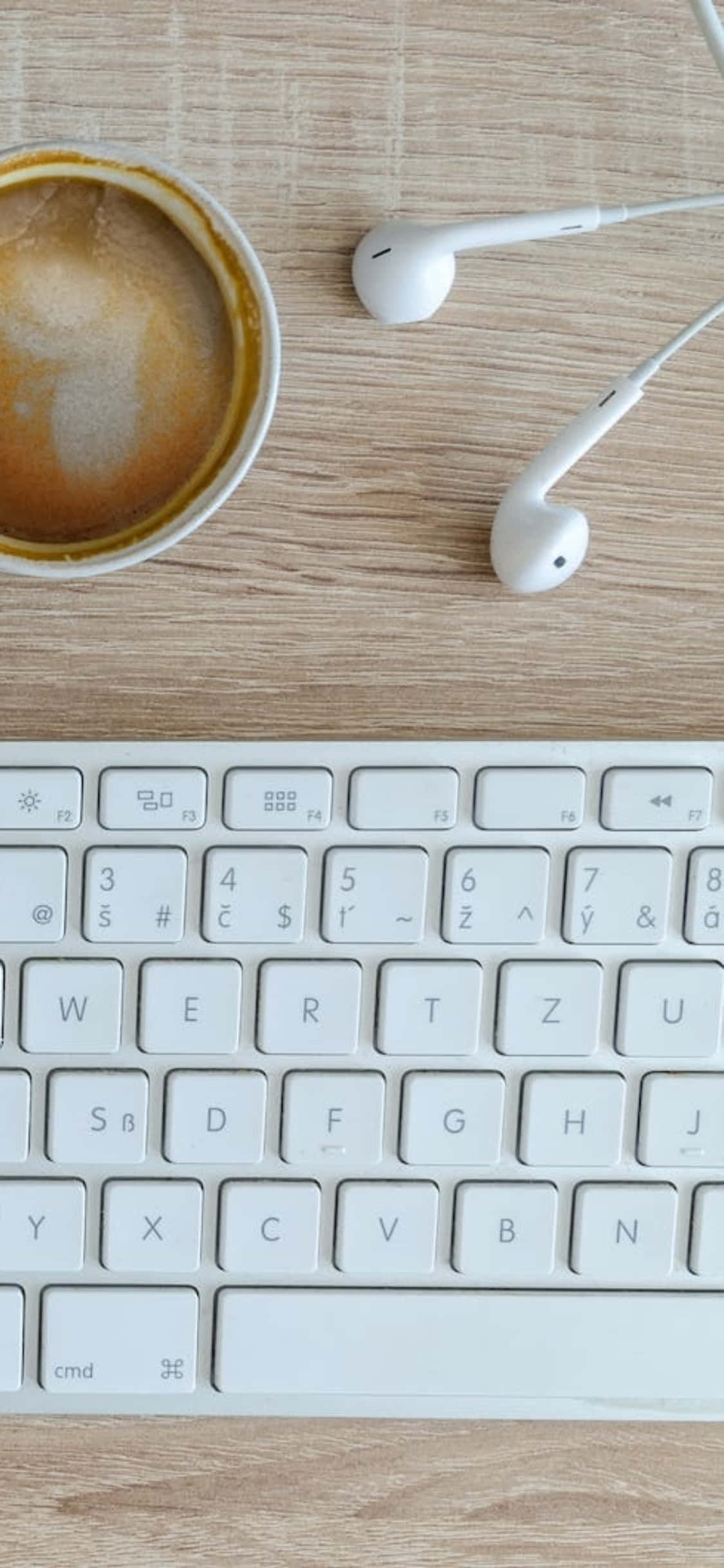iPhone X Desk Background Earphones And A Keyboard Picha ya Ukuta
