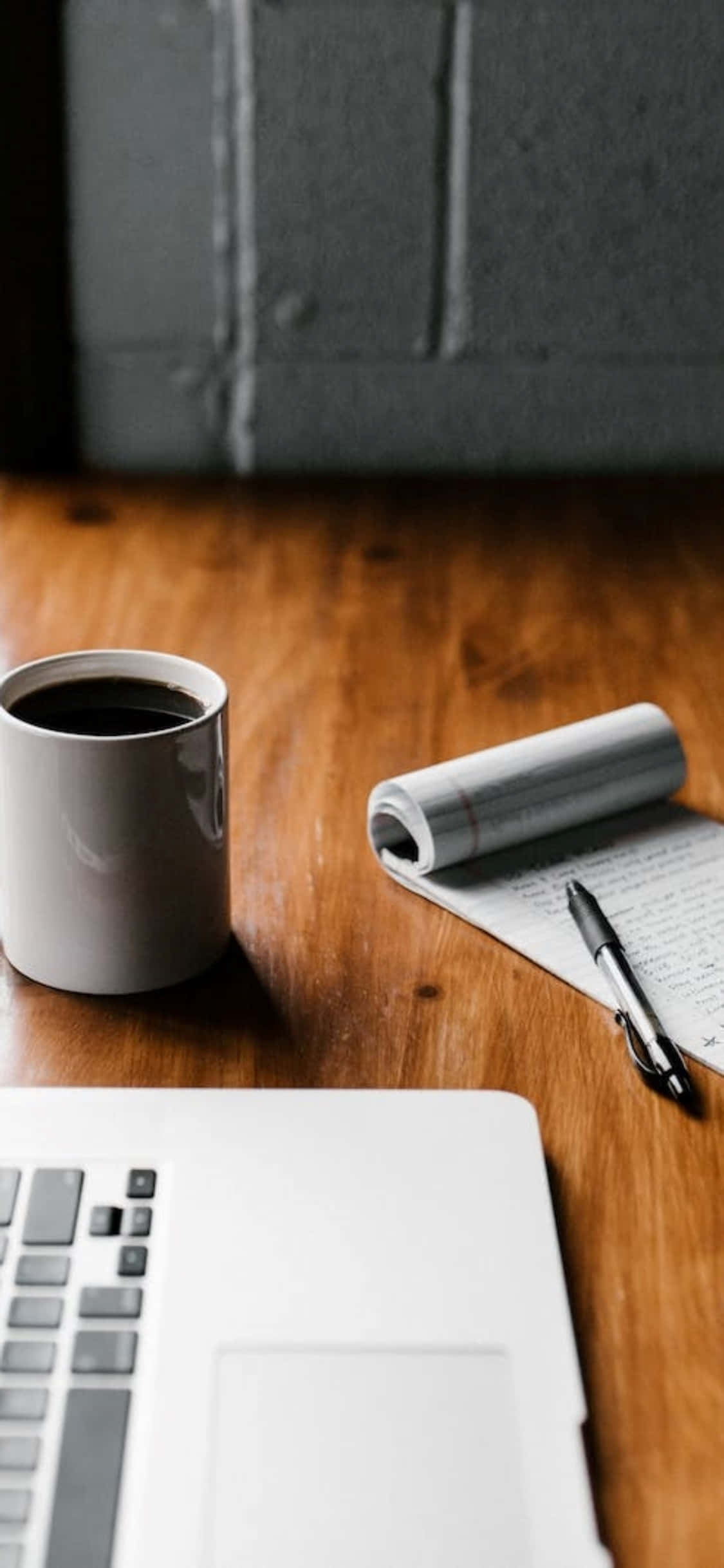 iPhone X Desk Background Coffee Cup Notepad Laptop Picha ya Ukuta