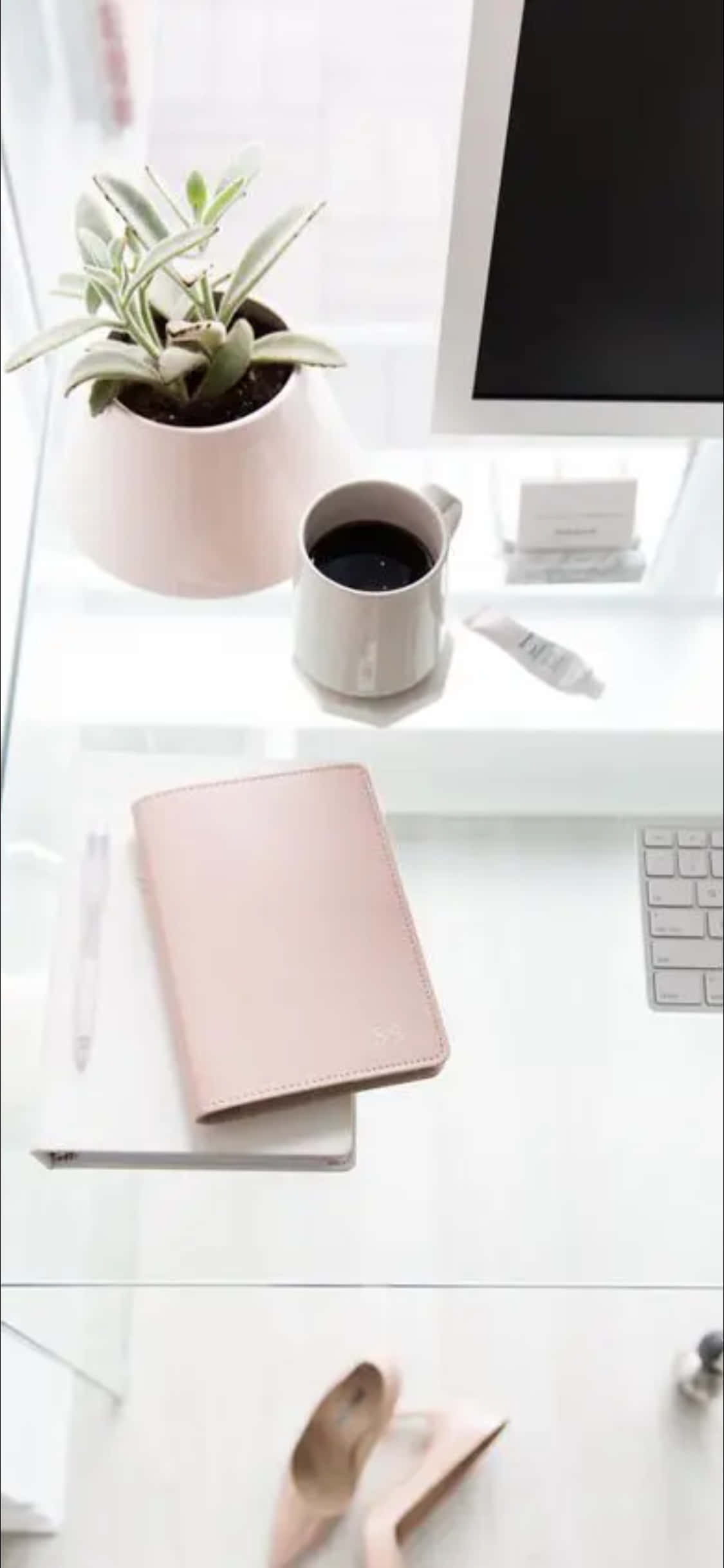 iPhone X Desk Background A Transparent Computer Desk Picha ya Ukuta