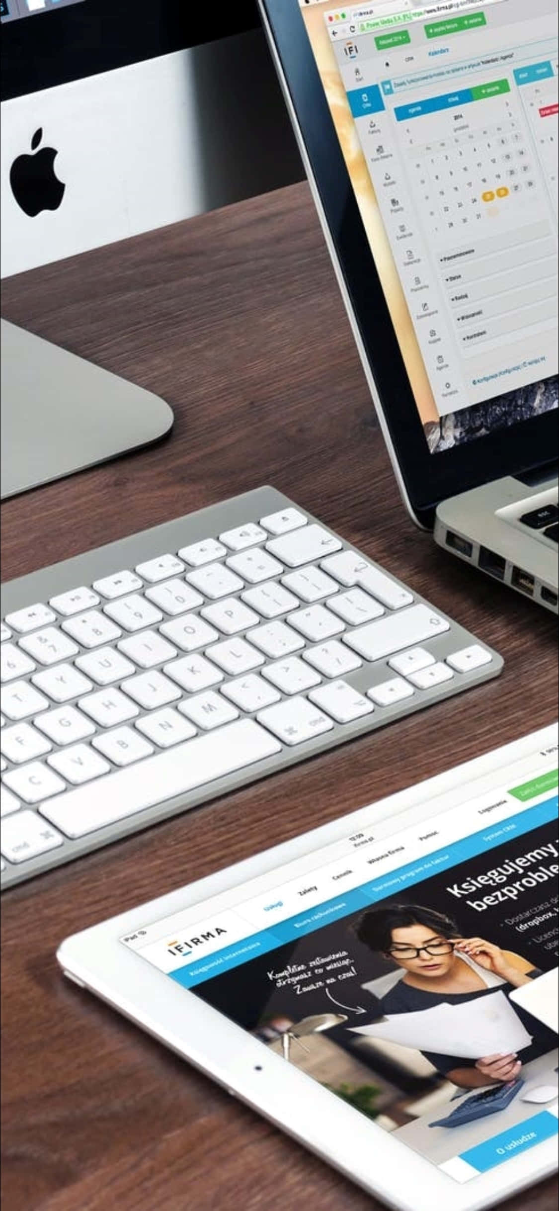 iPhone X Desk Background Laptop Na Keyboard Picha ya Ukuta