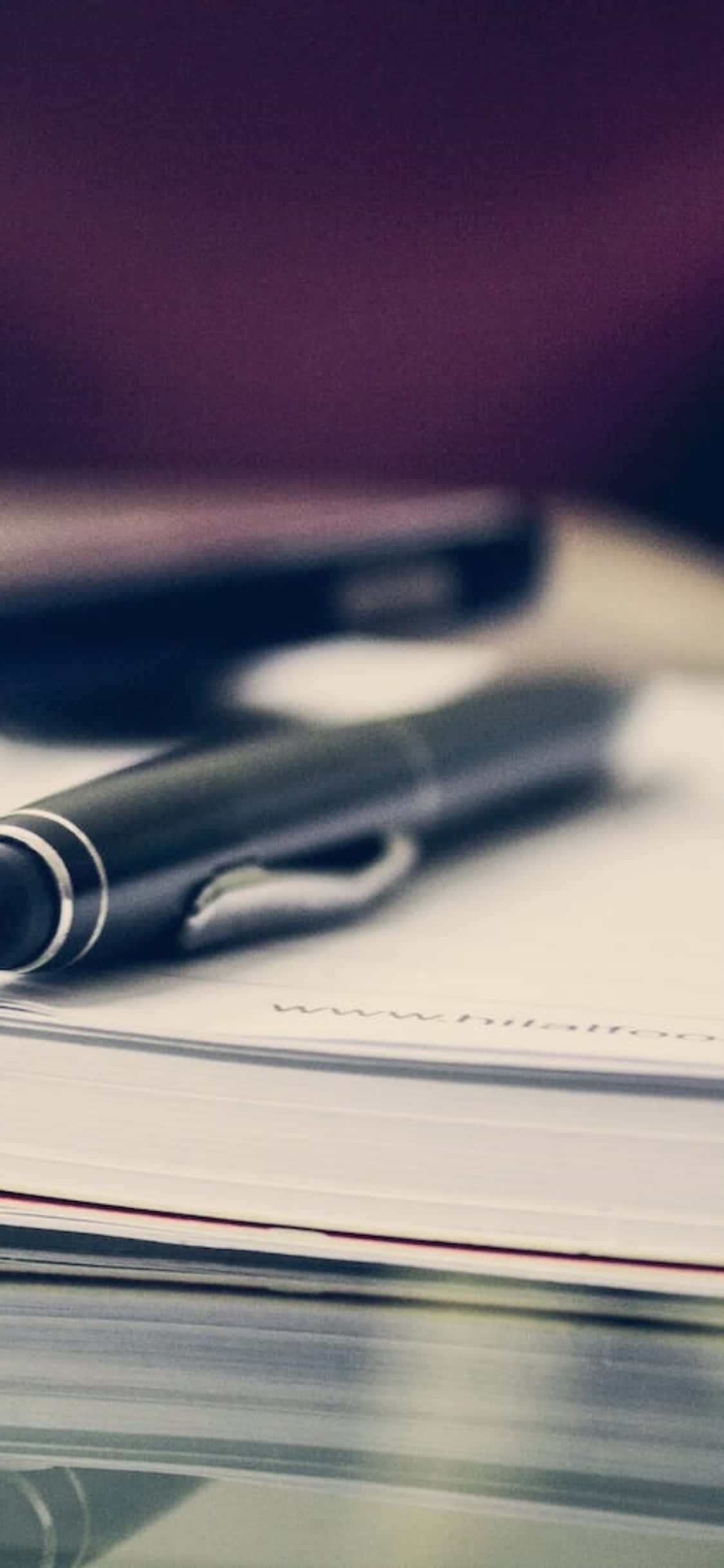 iPhone X Desk Background Pen On Top Of Book Picha ya Ukuta