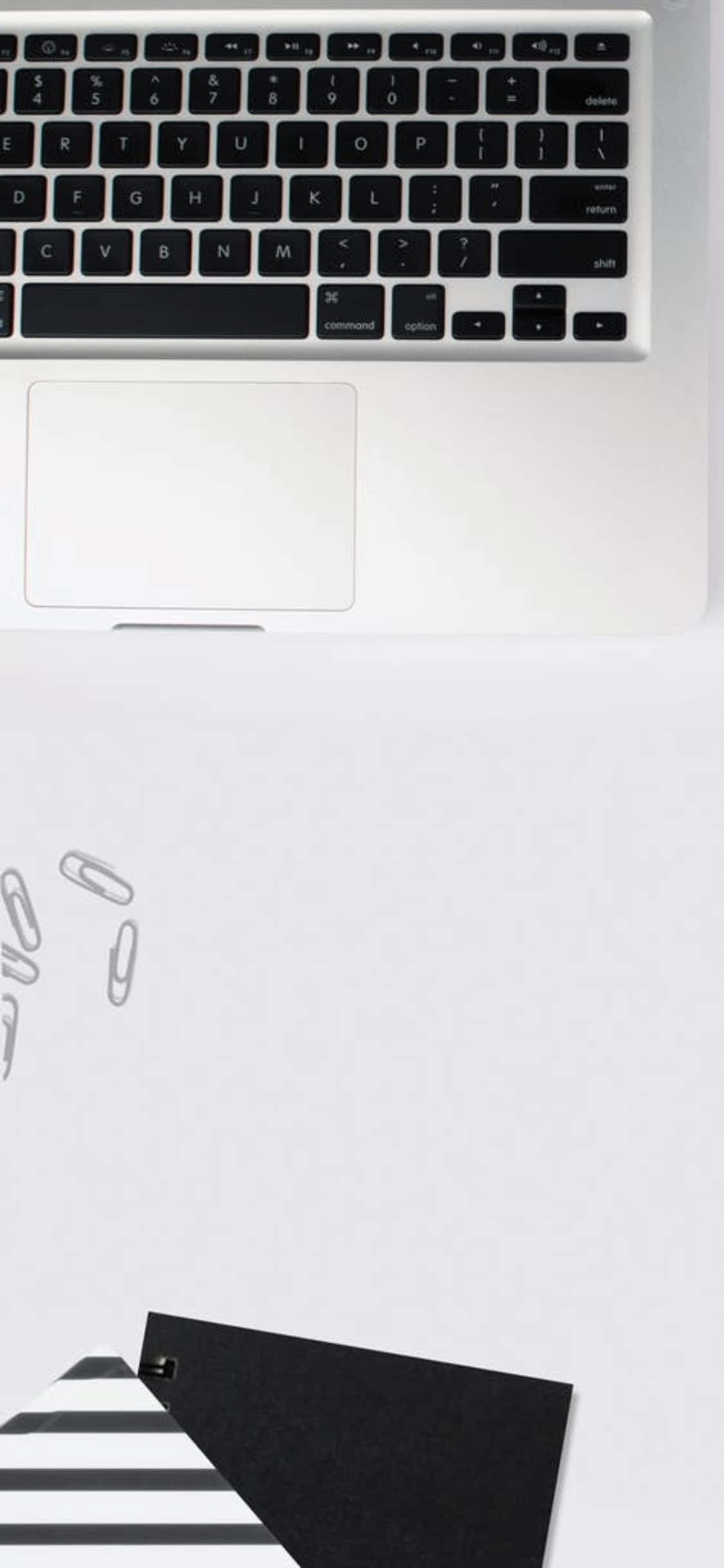 iPhone X Desk Background Laptop And Paper Clips Picha ya Ukuta