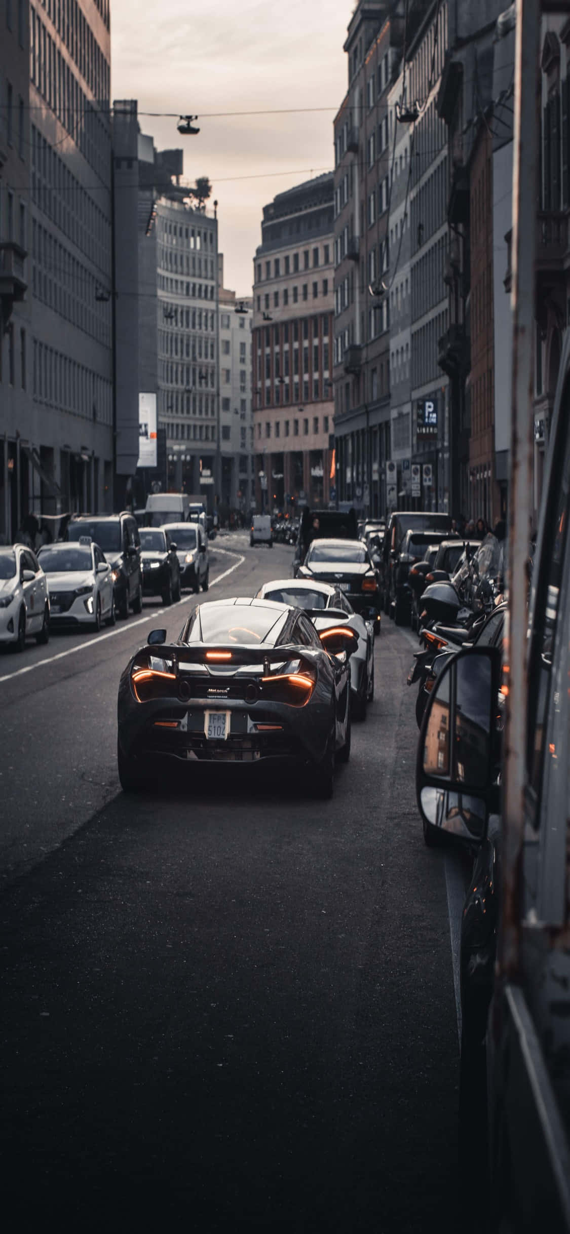 iPhone X Mclaren 720s City View Background Picha ya Ukuta