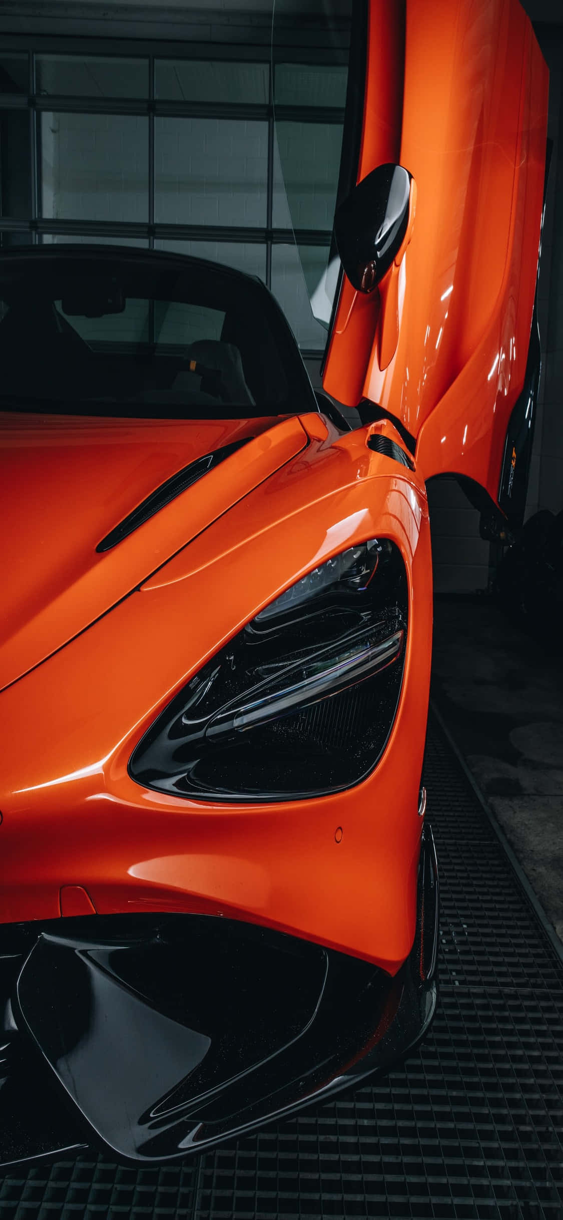 iPhone X Mclaren 720s Mwonekano wa Mlango wa Machungwa Picha ya Ukuta