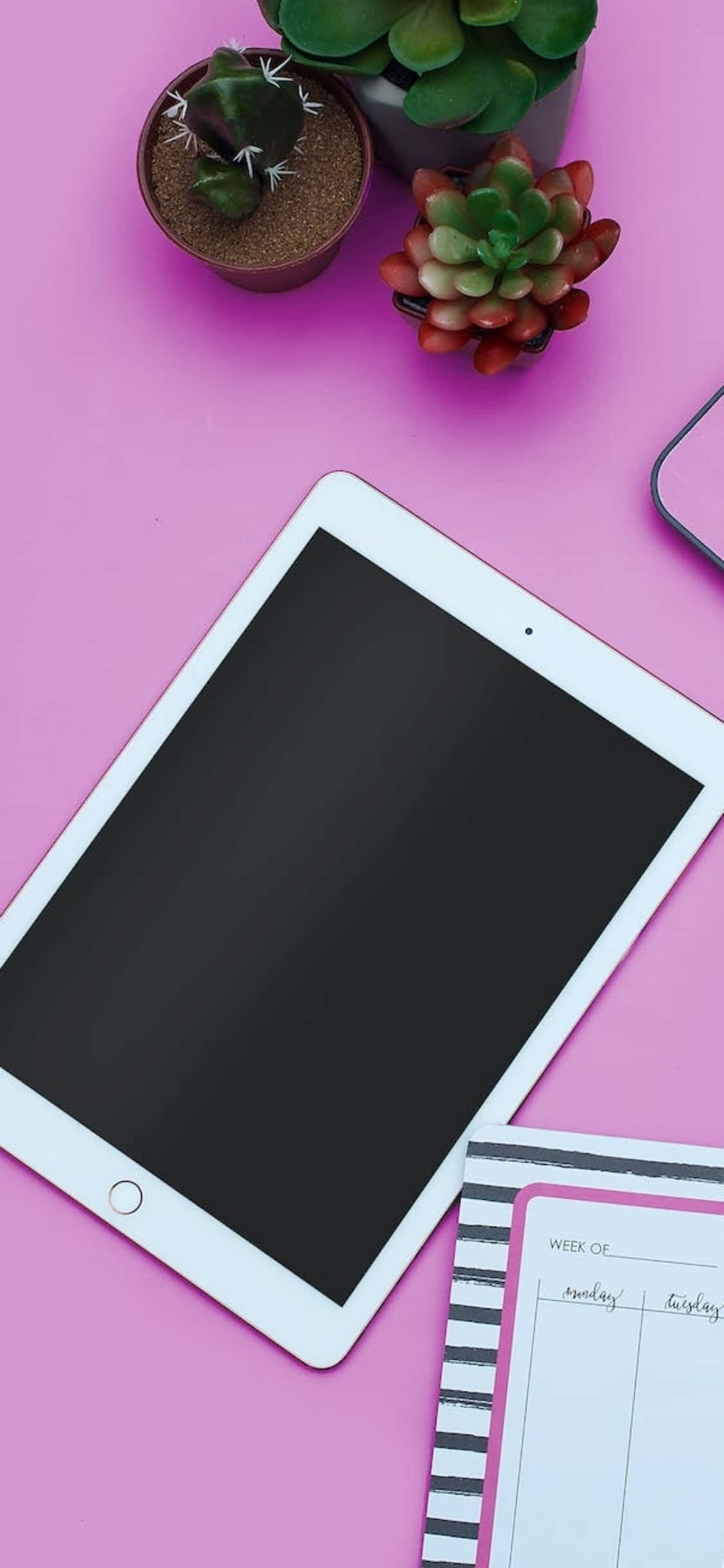 iPhone X Mwonekano wa Mwisho wa Meza ya Pink na iPad Picha ya Ukuta