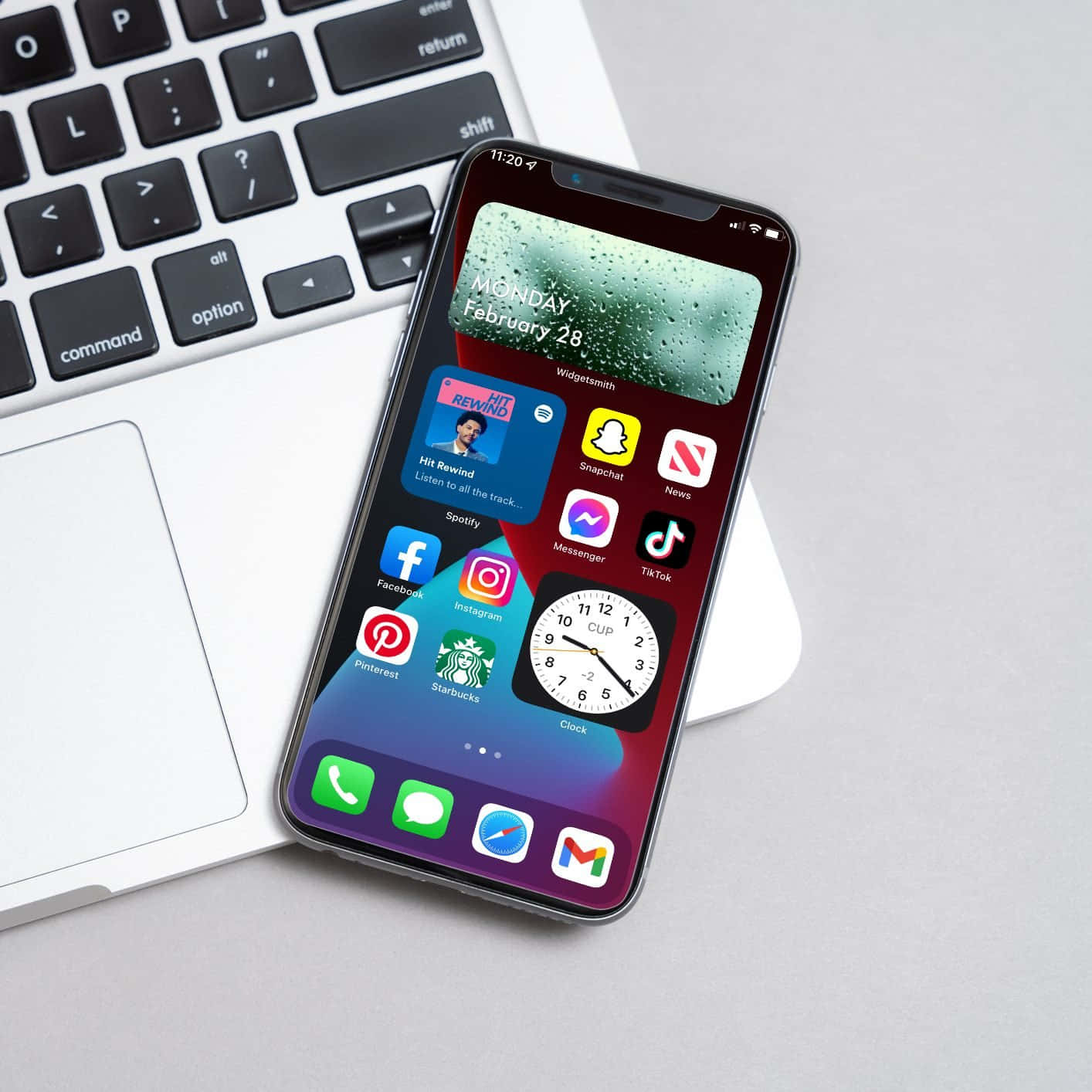 iPhone xr yenye programu zake mwanzoni mwa kompyuta ndogo Picha ya Ukuta