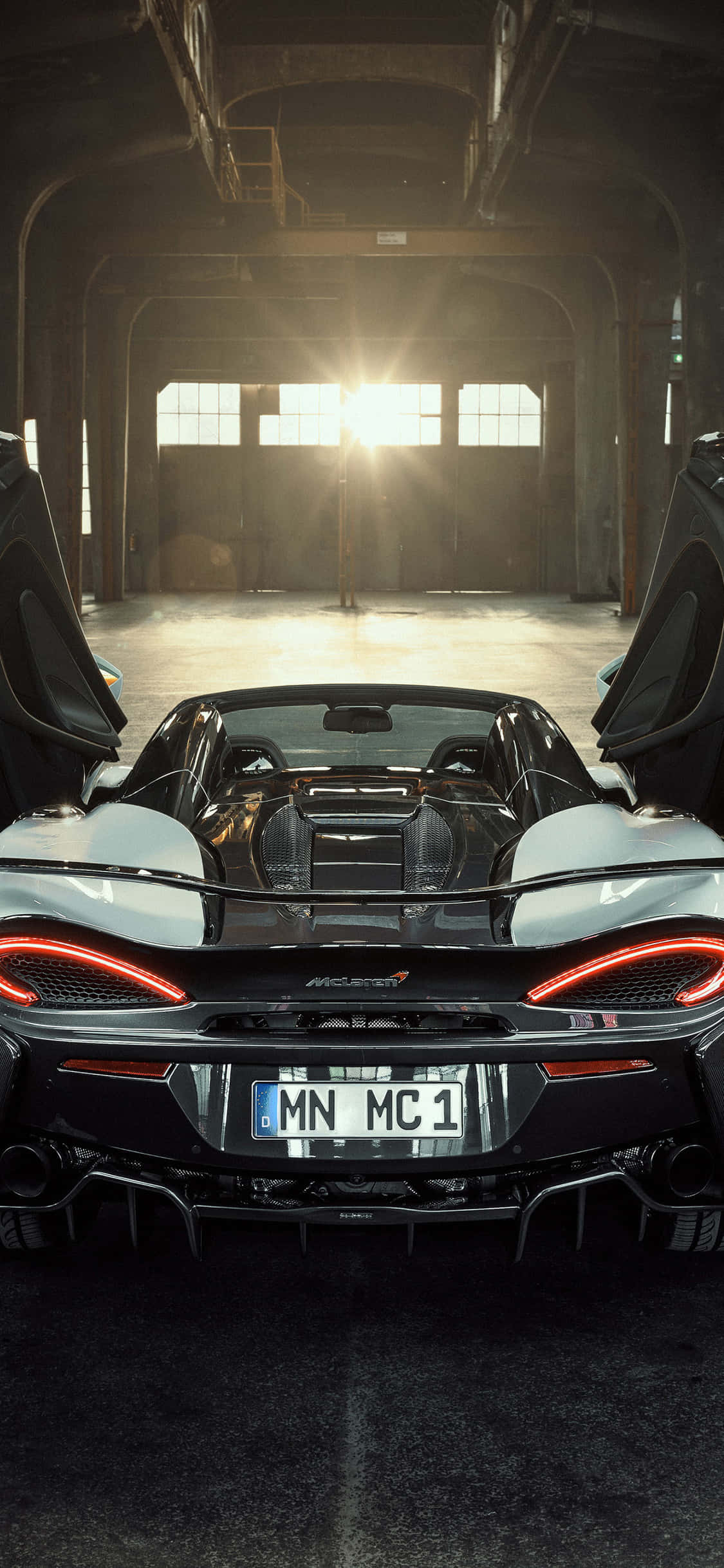 iPhone Xs inaonekana kama nyumbani dhidi ya McLaren 720s Picha ya Ukuta