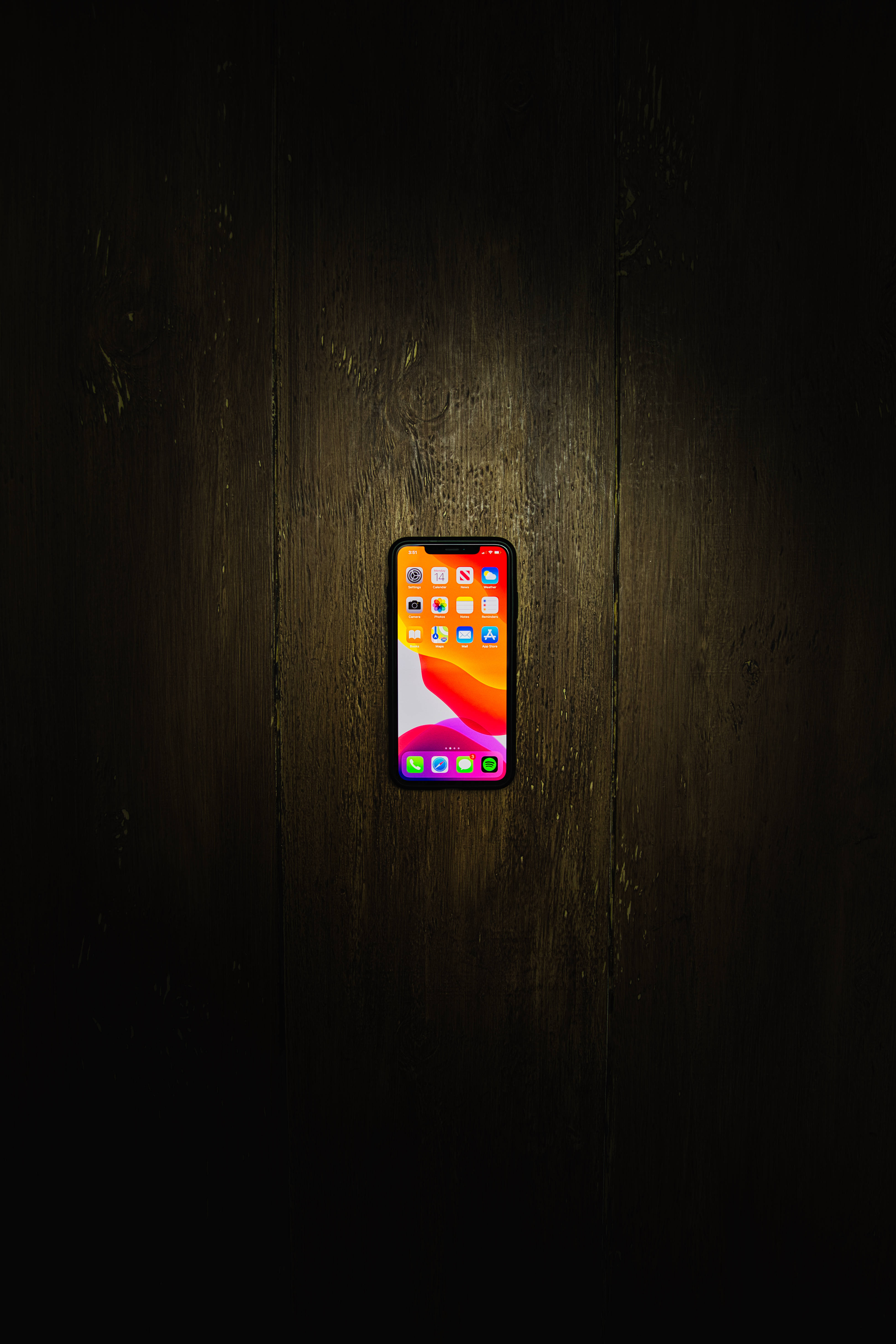 iPhone Xs Max Juu ya Sakafu ya Mbao Picha ya Ukuta