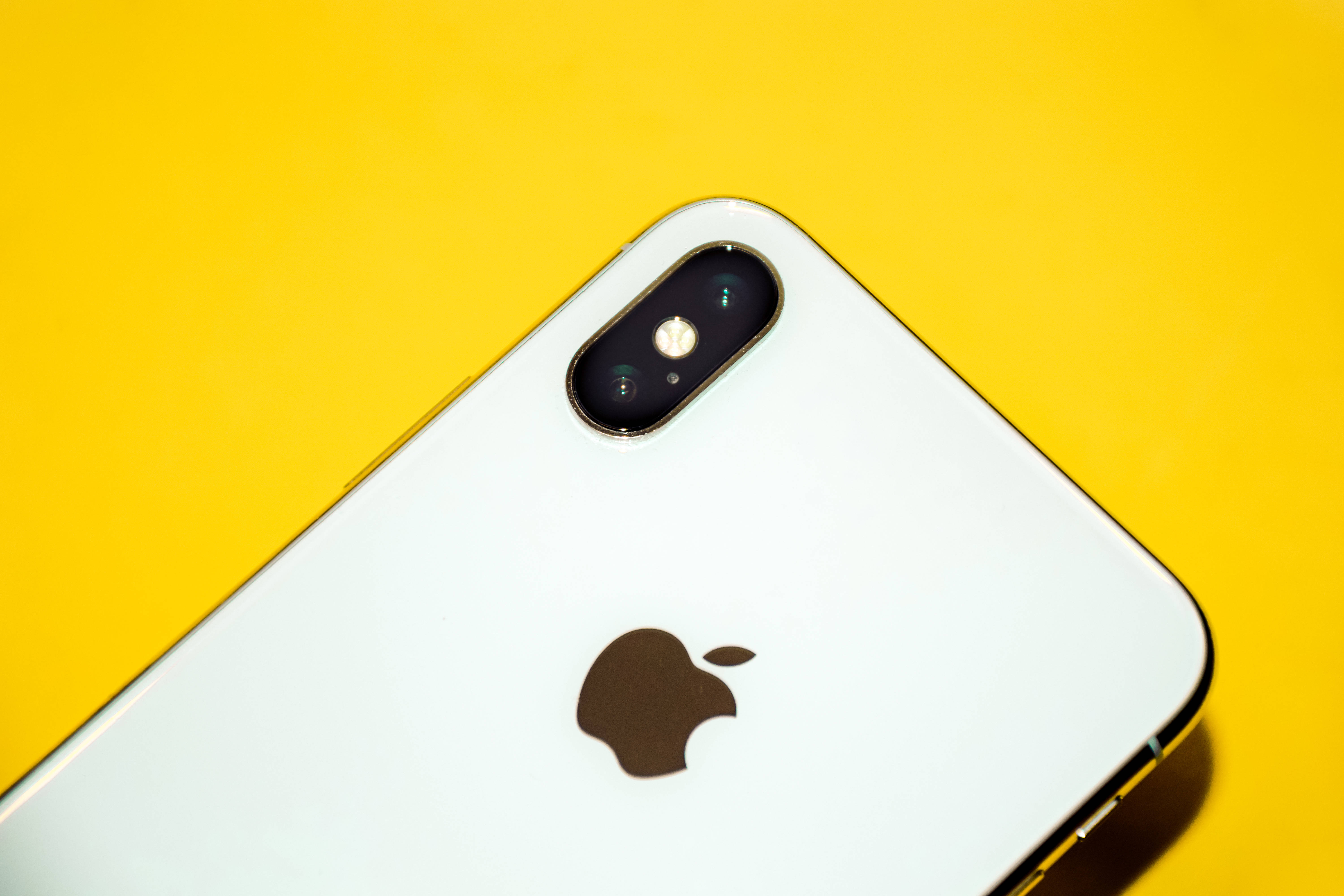 iPhone Xs Max Kwenye Rangi ya Njano Picha ya Ukuta