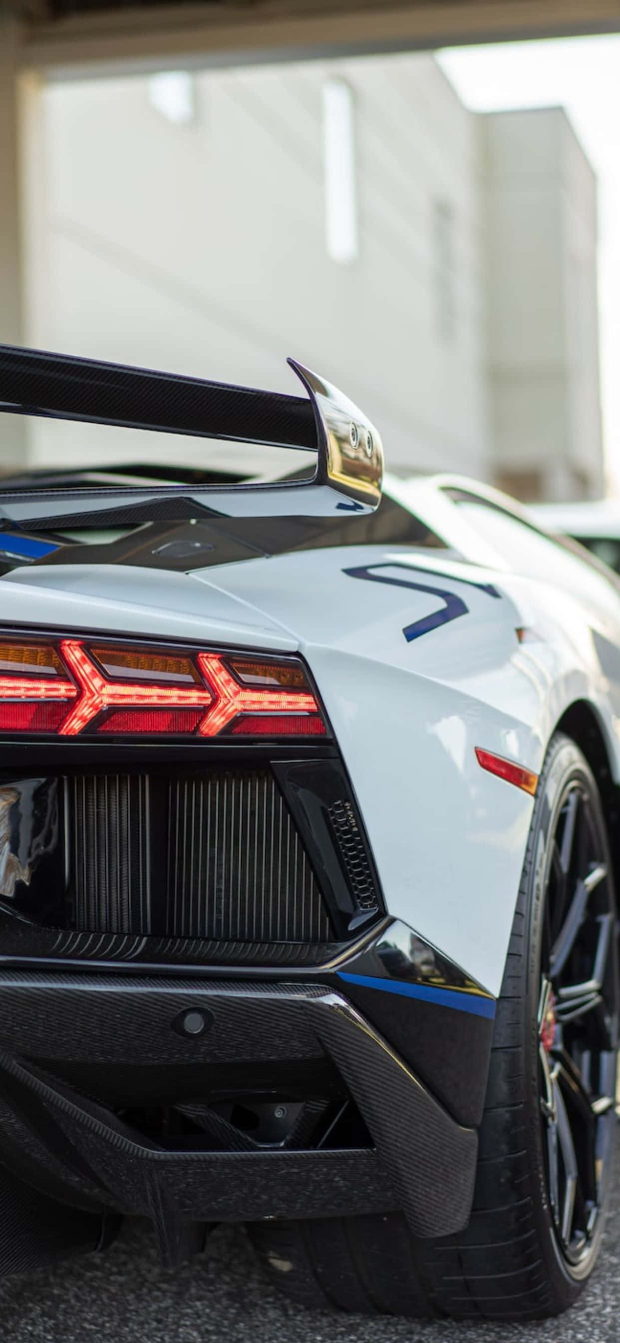 iPhone XS Max Lamborghini White Rear Background Picha ya Ukuta