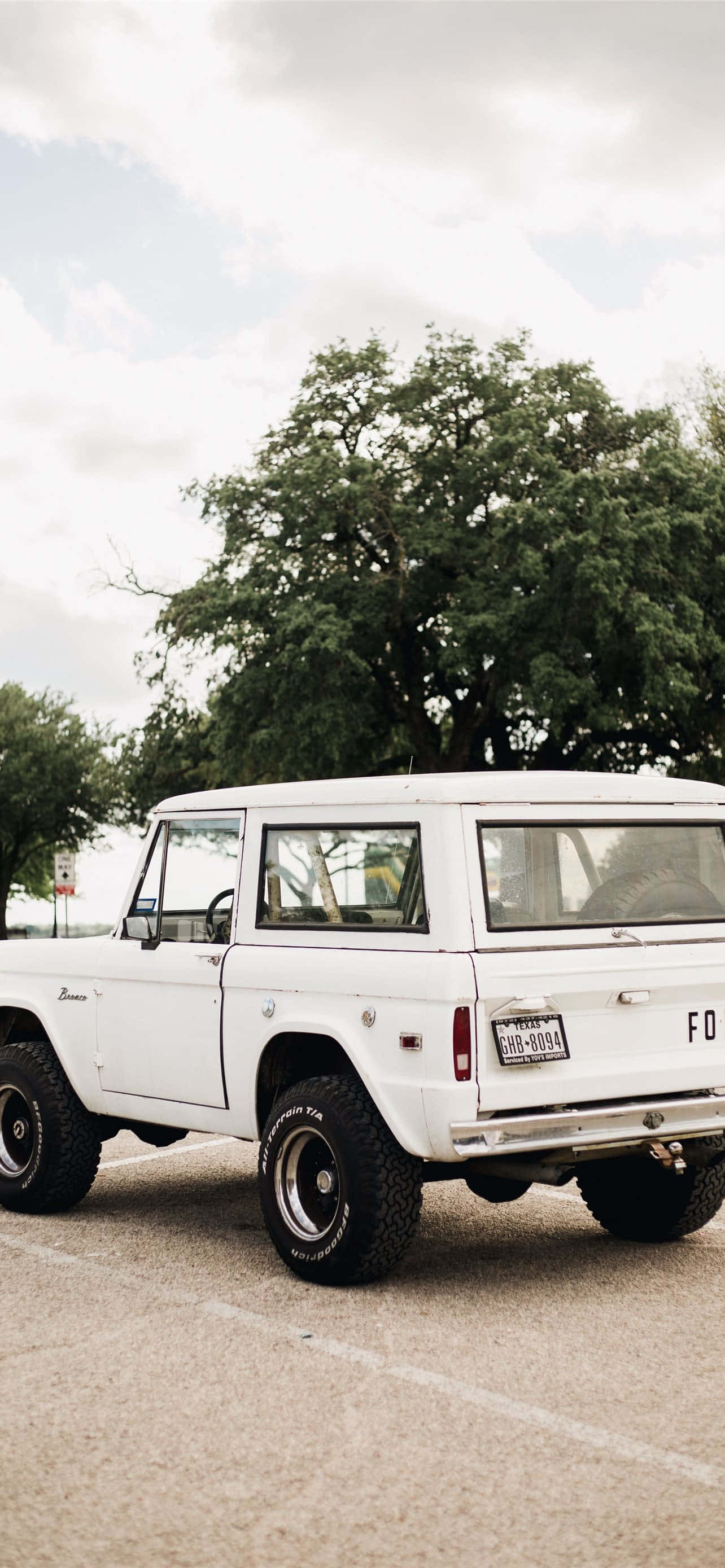 iPhone XS Max Project Cars 2 White Ford Bronco Background Picha ya Ukuta
