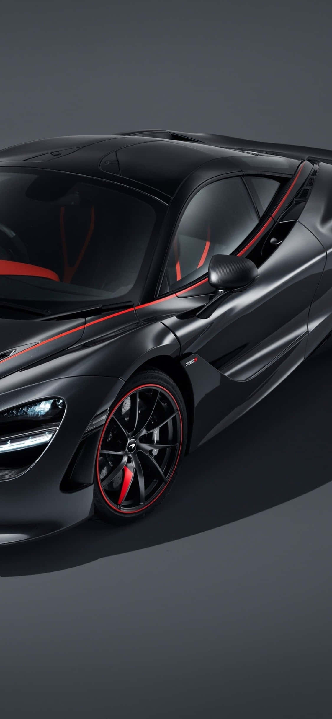 iPhone Xs pamoja na McLaren 720s ya kifahari Picha ya Ukuta