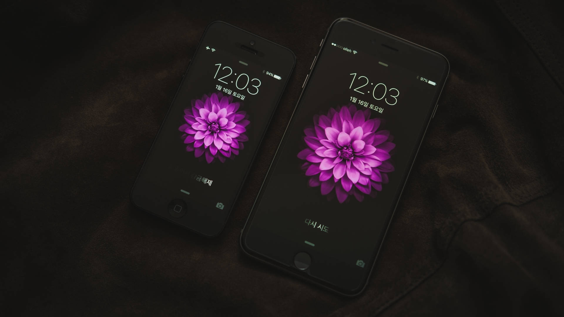 iPhone ya Kuvutia kwenye Dawati la Kazi Picha ya Ukuta