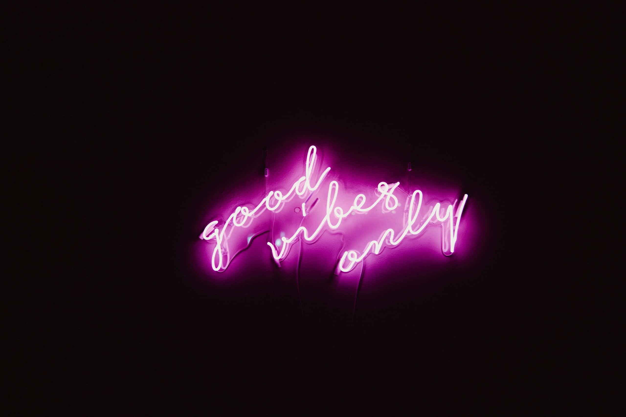 Ishara ya Neon ya Pink yenye Mtazamo Mzuri Picha ya Ukuta