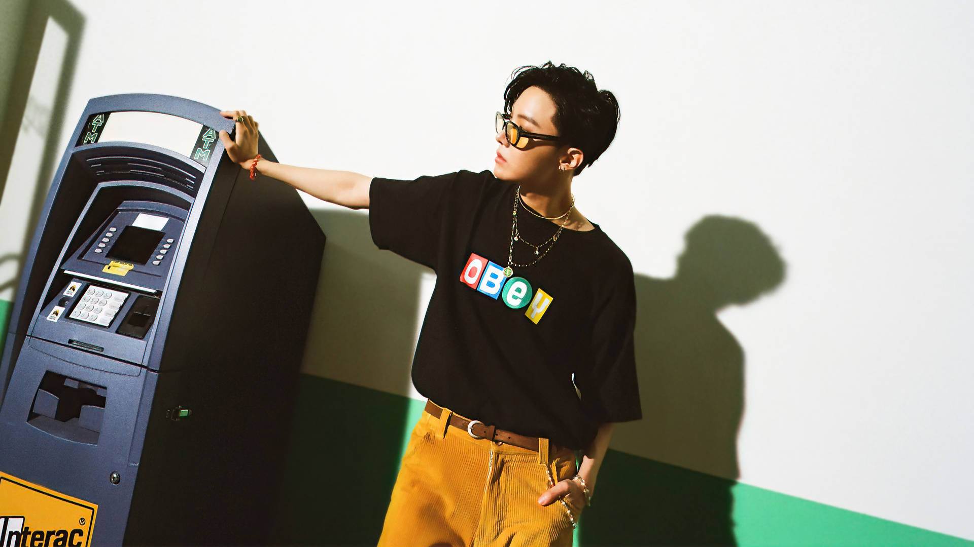 J-Hope Akisimama Pamoja na ATM Picha ya Ukuta