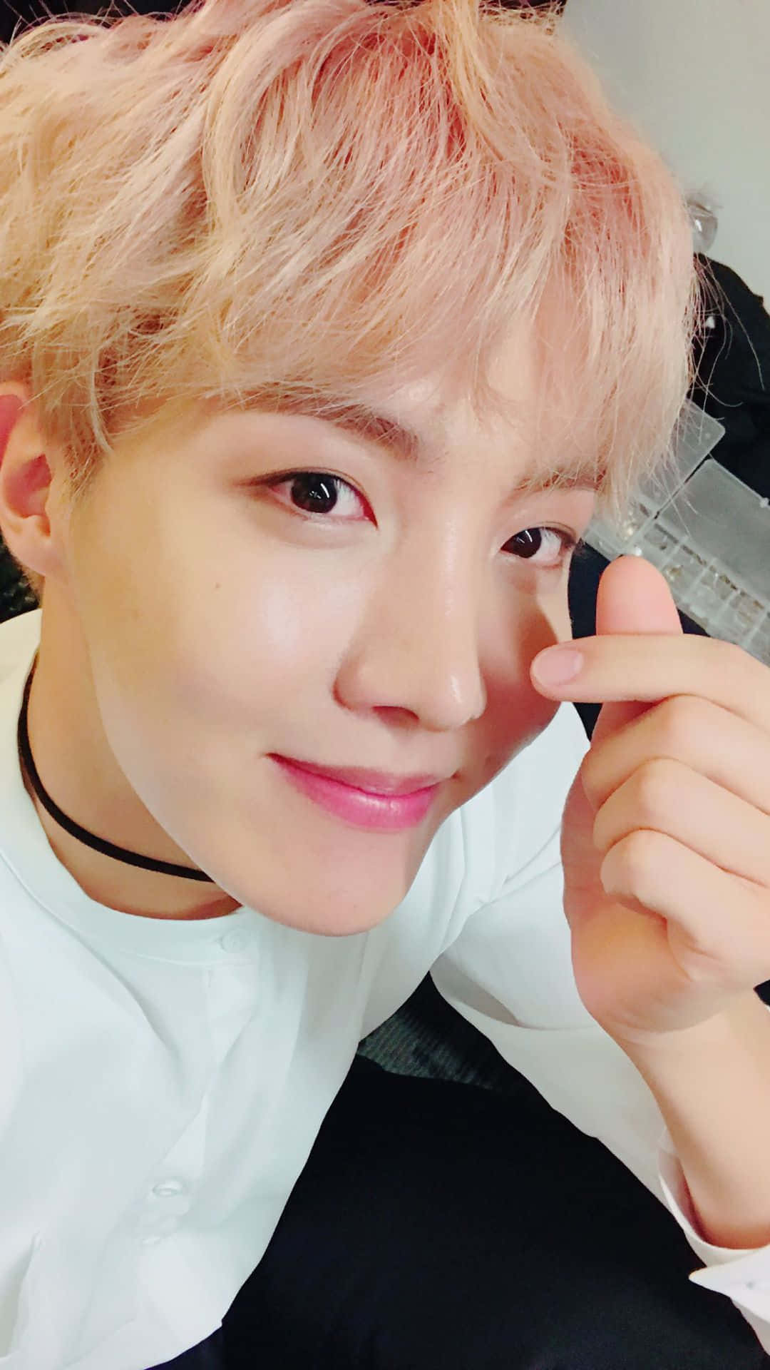 J-hope BTS Ishara ya Moyo kwa Kidole Picha ya Ukuta