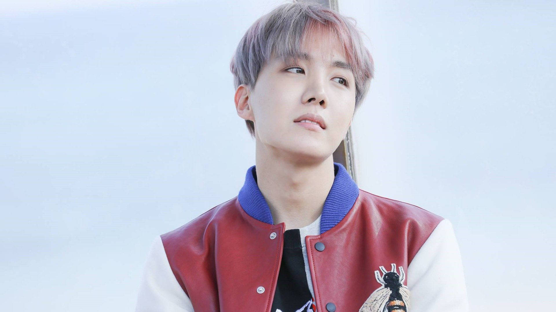 J-Hope Mzuri wa BTS Akiwa na Koti Nyekundu na Nyeupe Picha ya Ukuta