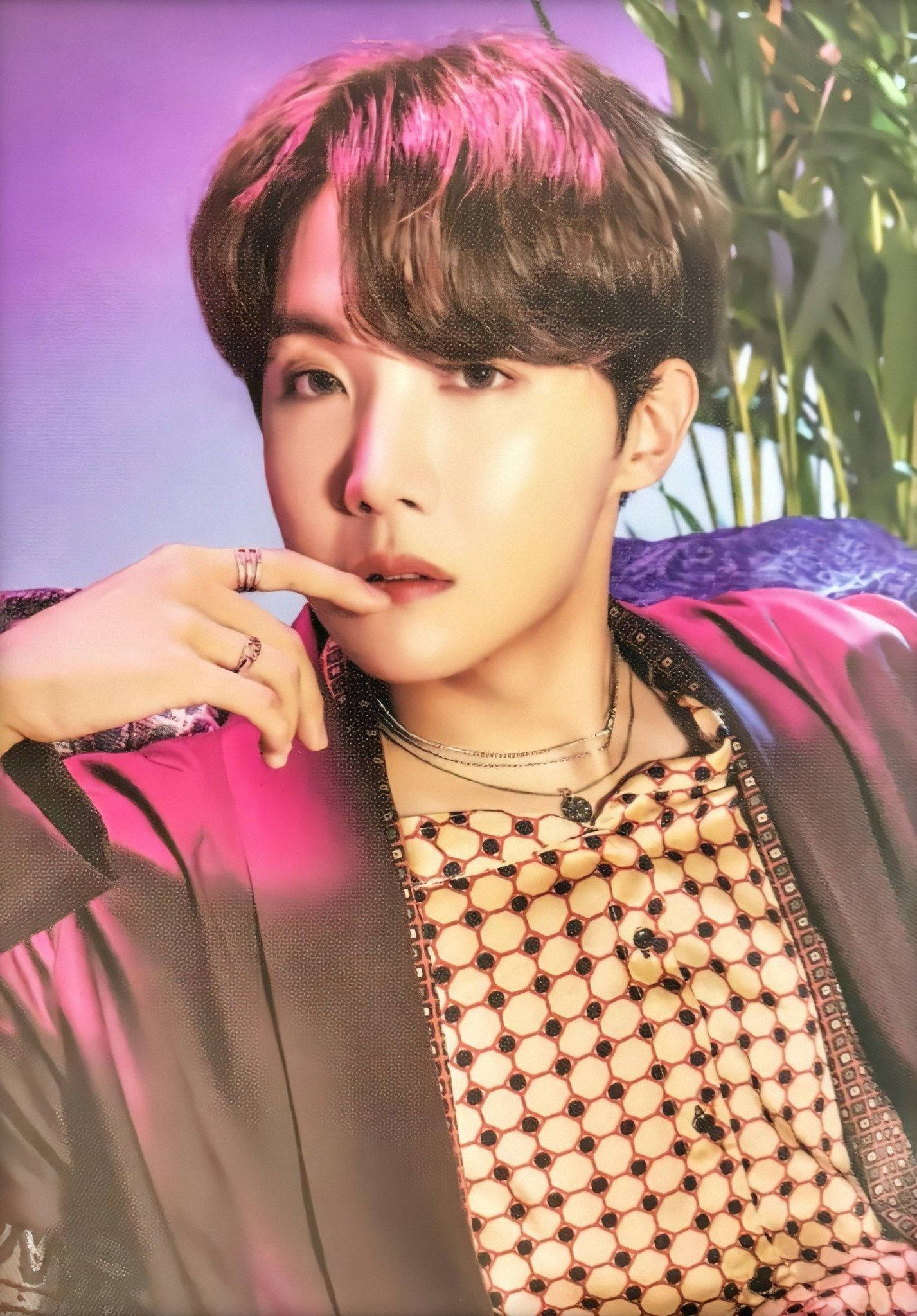 J-Hope Mzuri wa BTS Amevaa Shati ya Kahawia Picha ya Ukuta