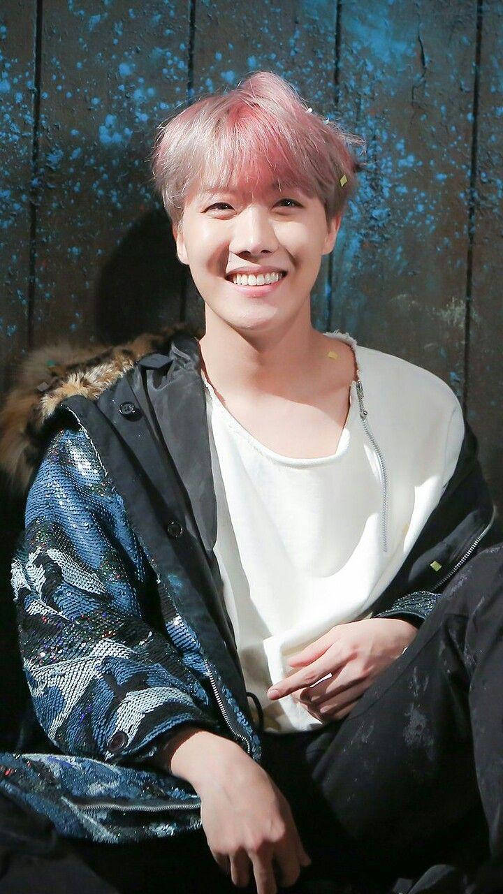 J-Hope wa BTS Anayetabasamu Mwanamke Picha ya Ukuta