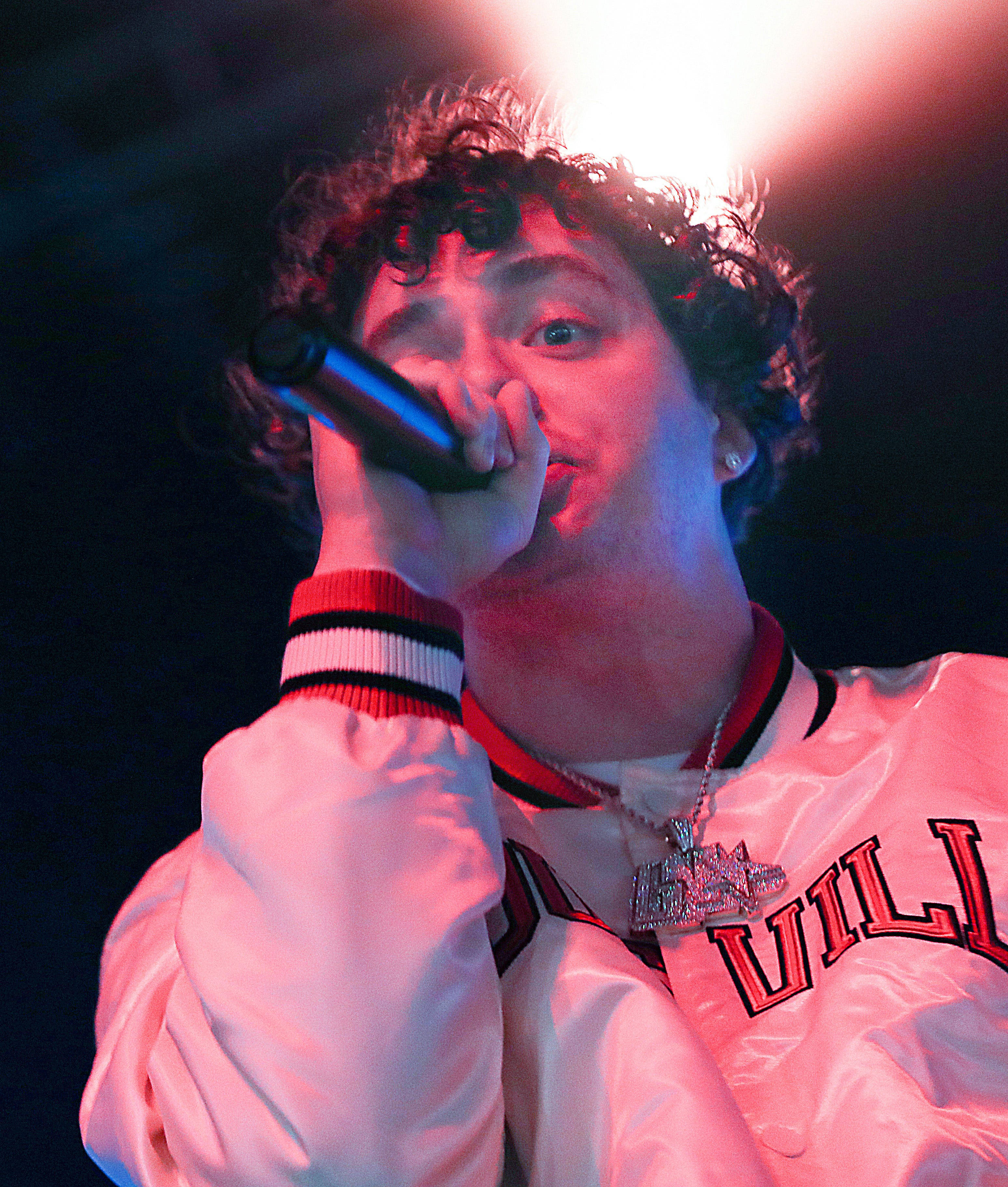 Jack Harlow Holding Microphone Picha ya Ukuta