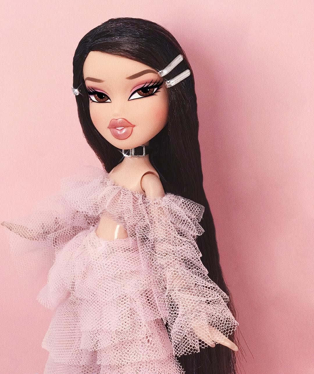 Jade Dole wa Bratz wenye Mwonekano wa Pink Picha ya Ukuta