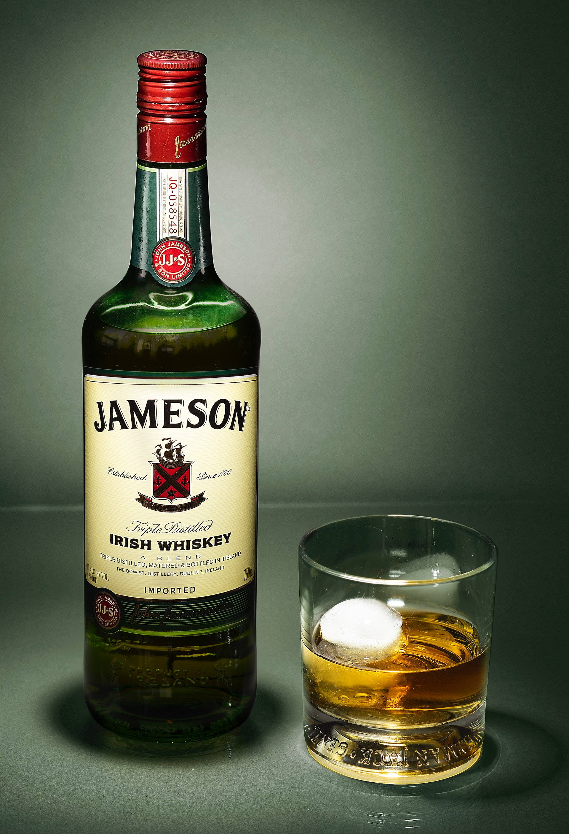Jameson Whiskey Bottle And Glass Picha ya Ukuta