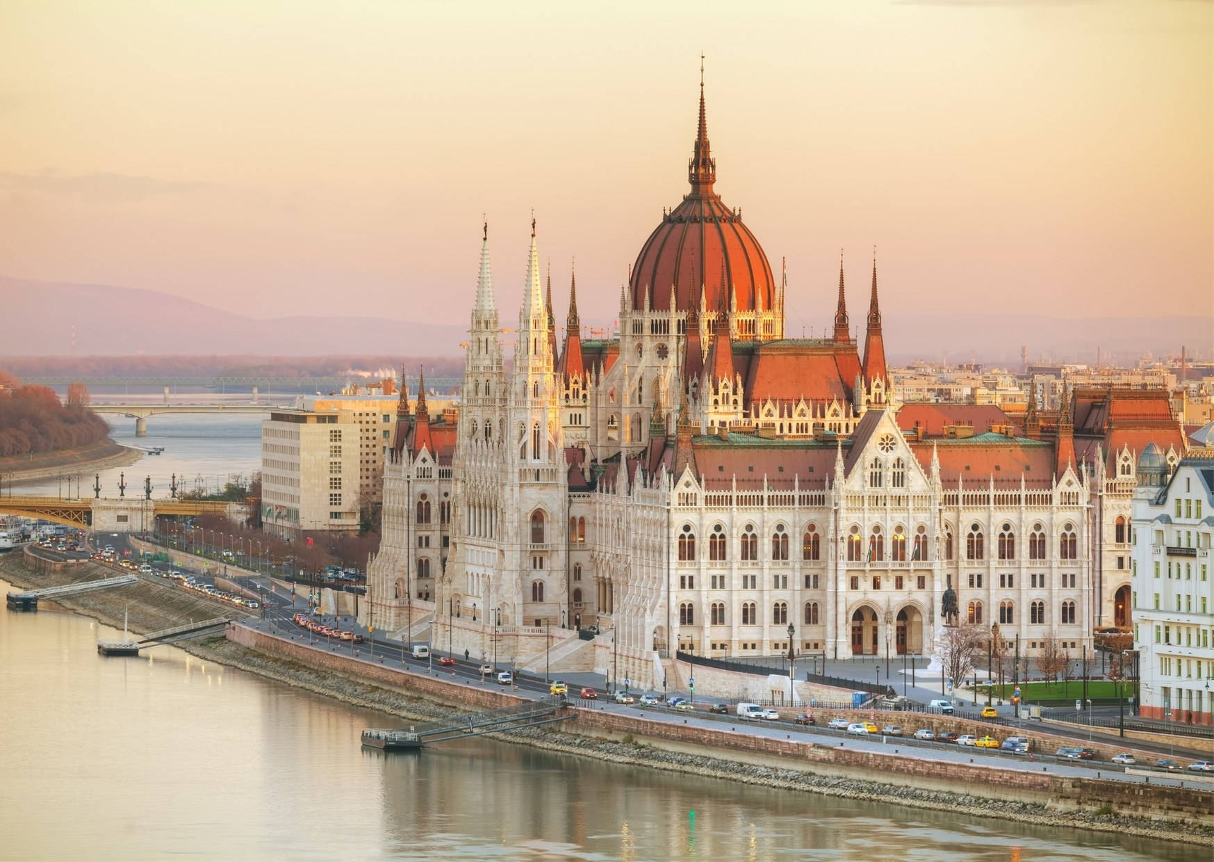 jengo la bunge la hungary likionekana kutoka mtoni Picha ya Ukuta