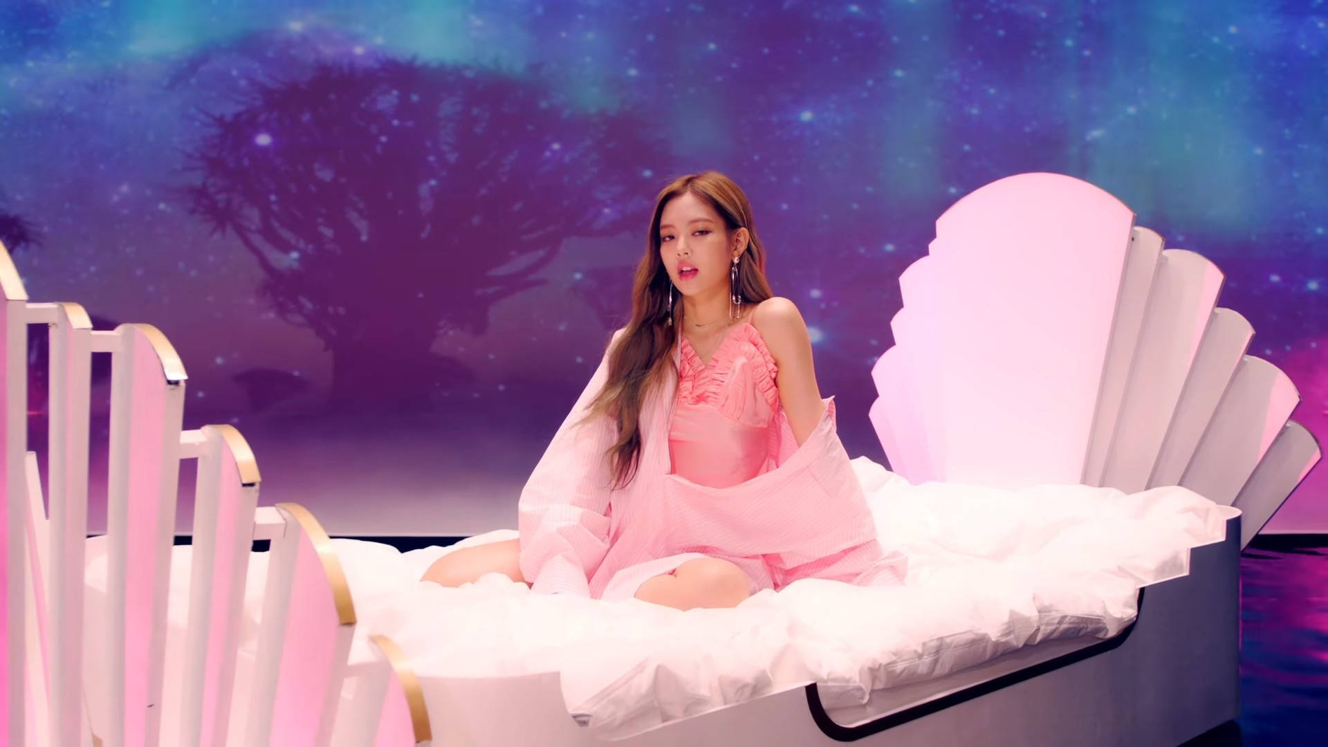 Jennie kutoka kundi la K-pop Blackpink katika video ya muziki As If It's Your Last Picha ya Ukuta