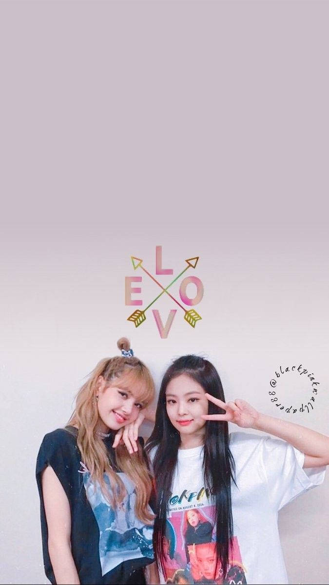 Jennie na Lisa kutoka Kundi la K-Pop Blackpink wakiwa wazuri katika mavazi yanayolingana Picha ya Ukuta