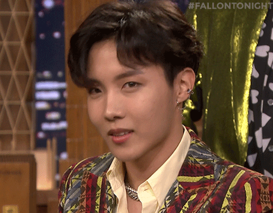 JHope wa BTS anavutia kwa mavazi ya kawaida Picha ya Ukuta
