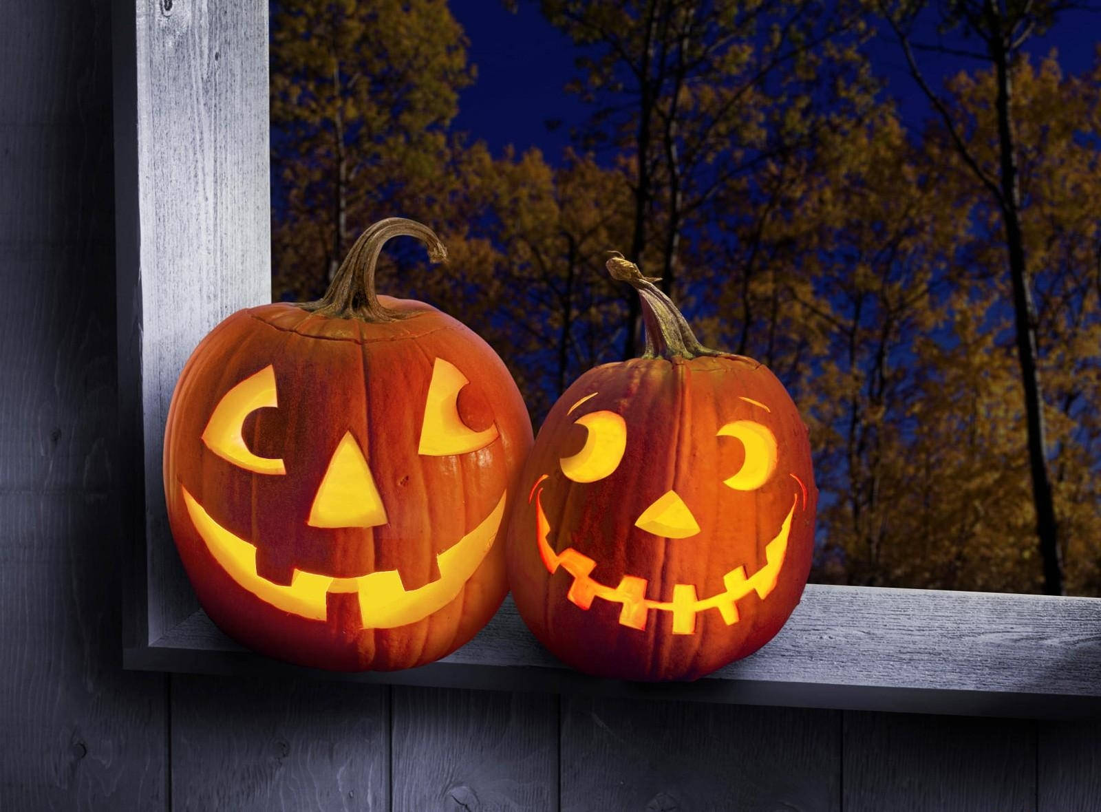 Jiandae kwa Halloween na maboga haya yanayotabasamu! Picha ya Ukuta