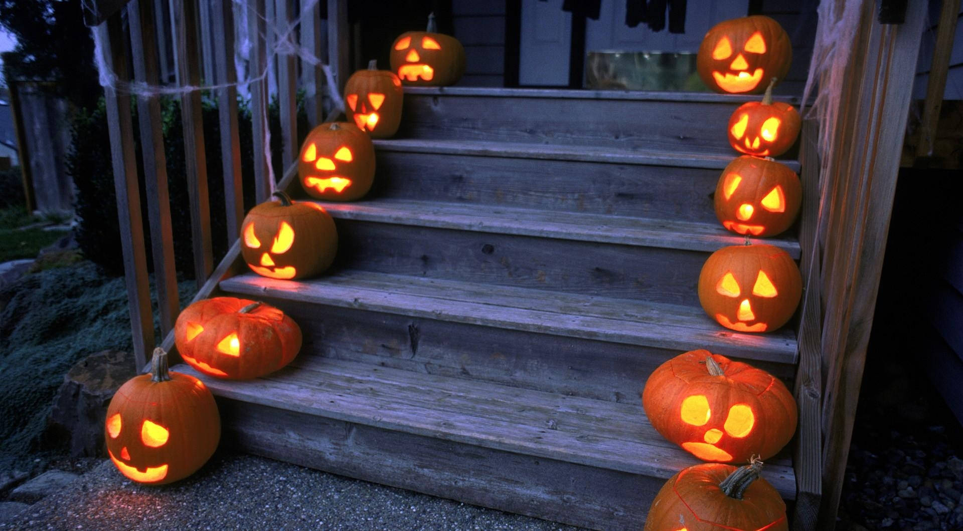 Jiandae kwa sherehe ya Halloween inayovutia na yenye msisimko katika nyumba hii iliyotelekezwa! Picha ya Ukuta