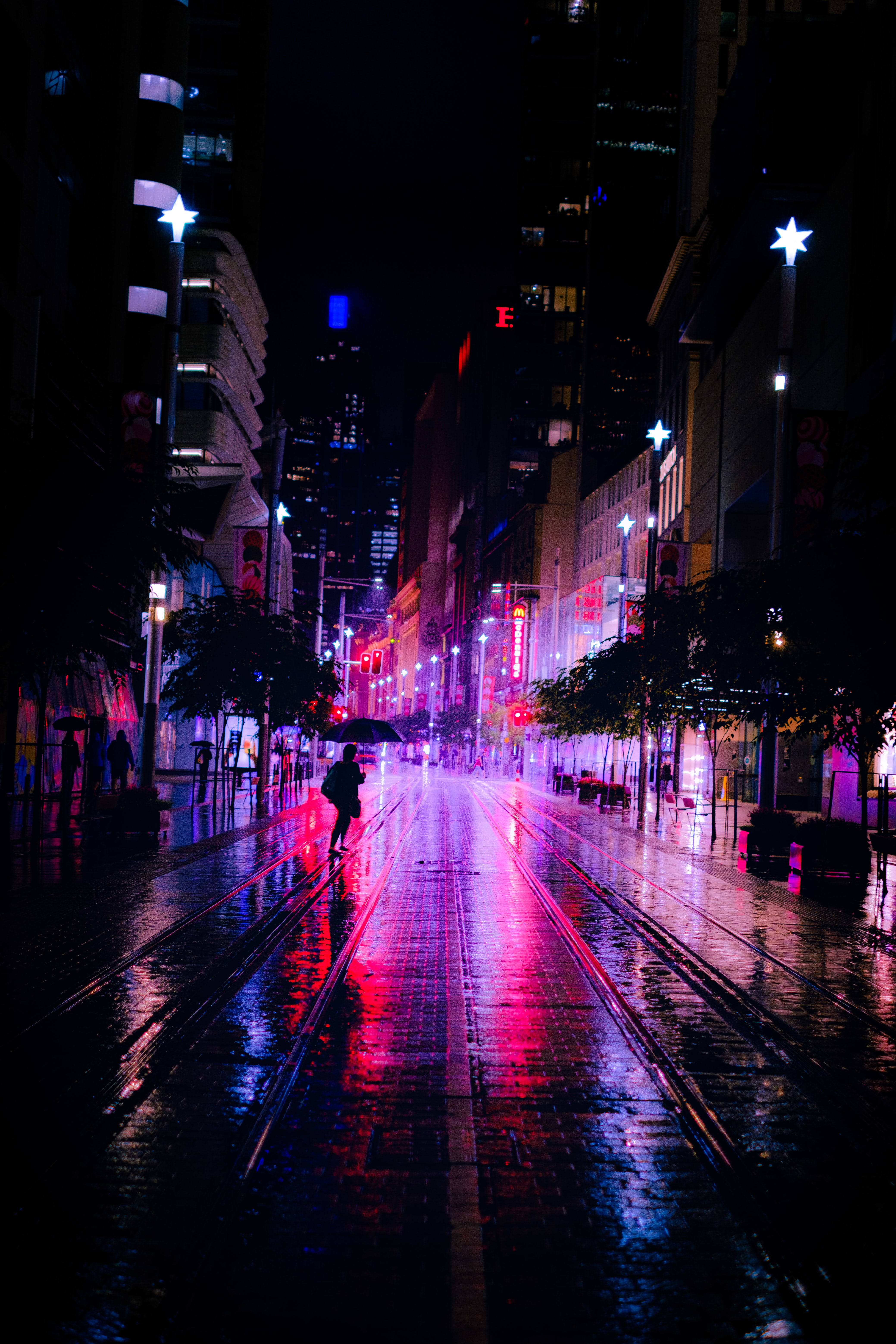Jiji la Neon Giza Katika Mvua Picha ya Ukuta
