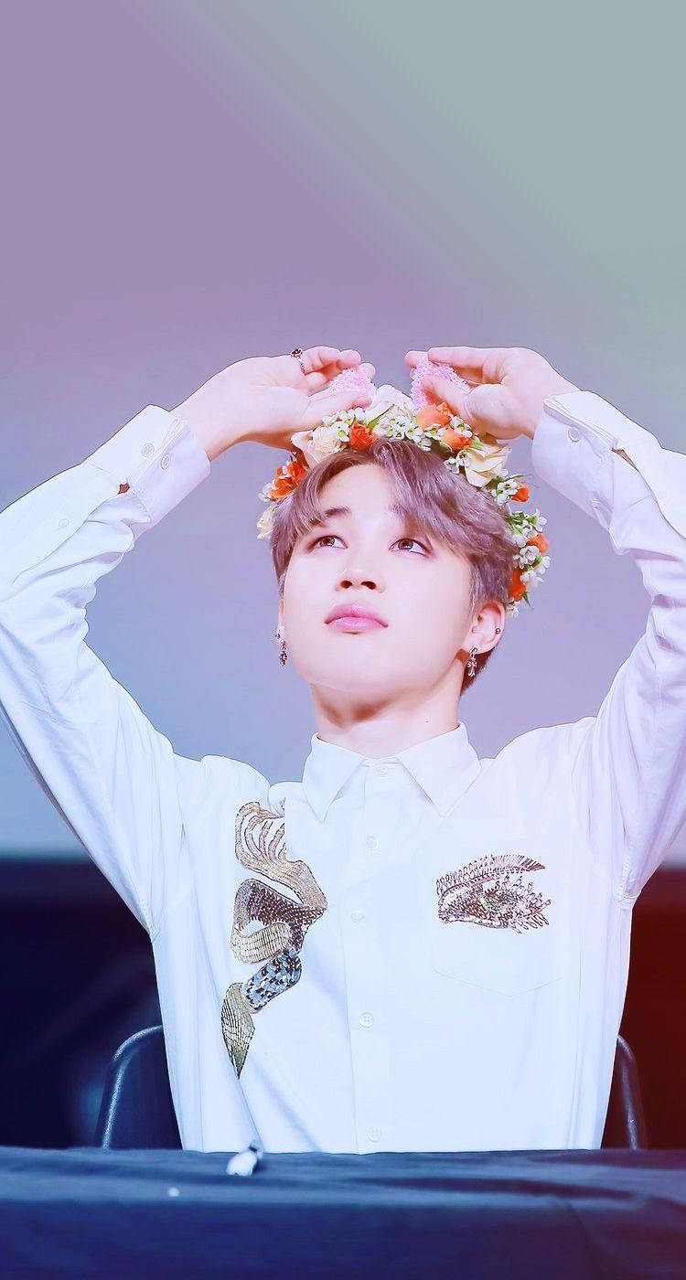Jimin wa BTS Mrembo Akiwa na Taji la Maua Picha ya Ukuta