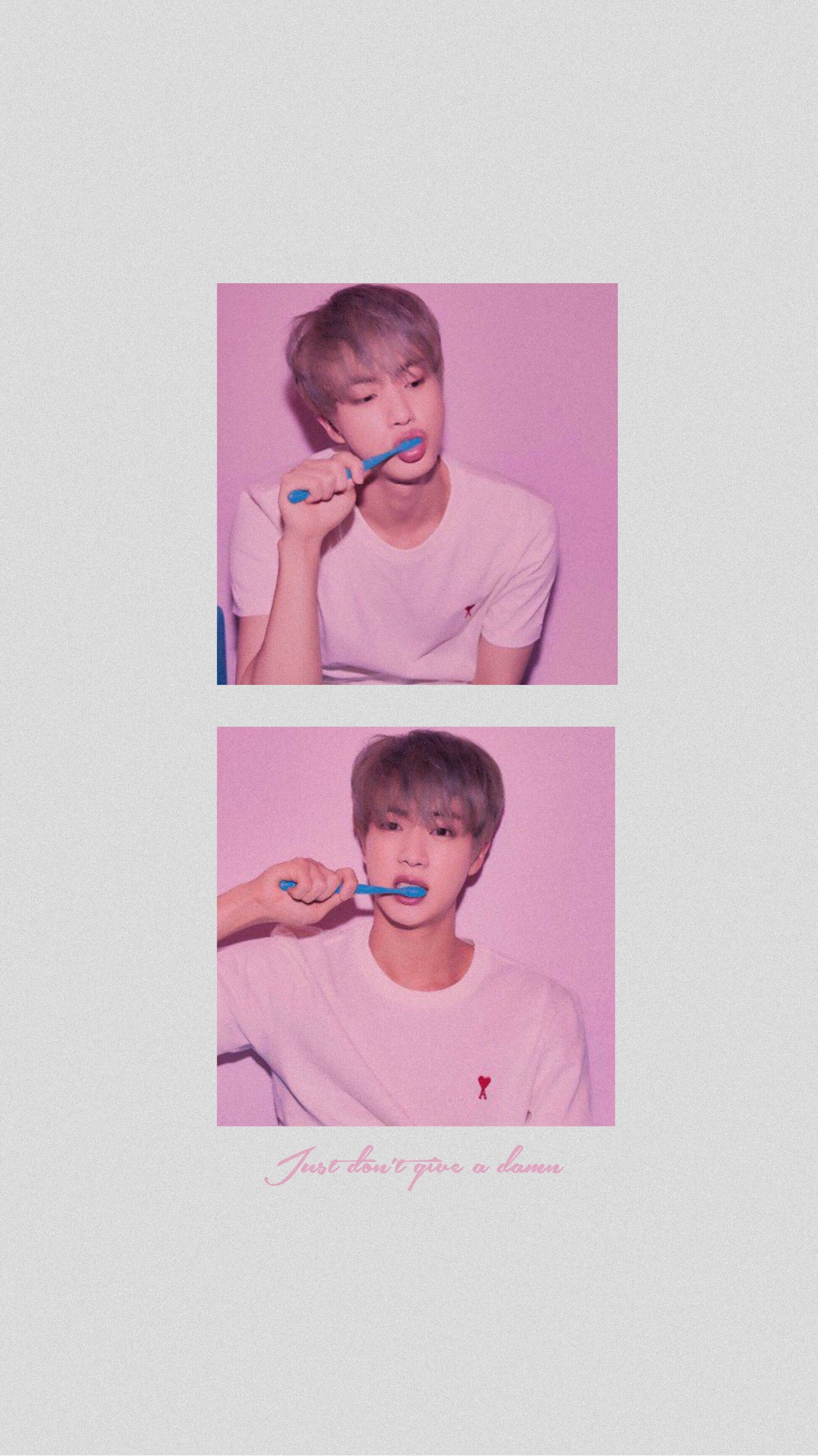 Jin wa BTS Mrembo Akipiga Mswaki Picha ya Ukuta
