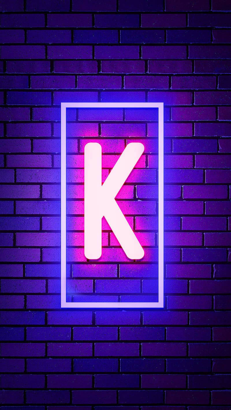Jina la Herufi K ya Neon Inayong'aa Picha ya Ukuta