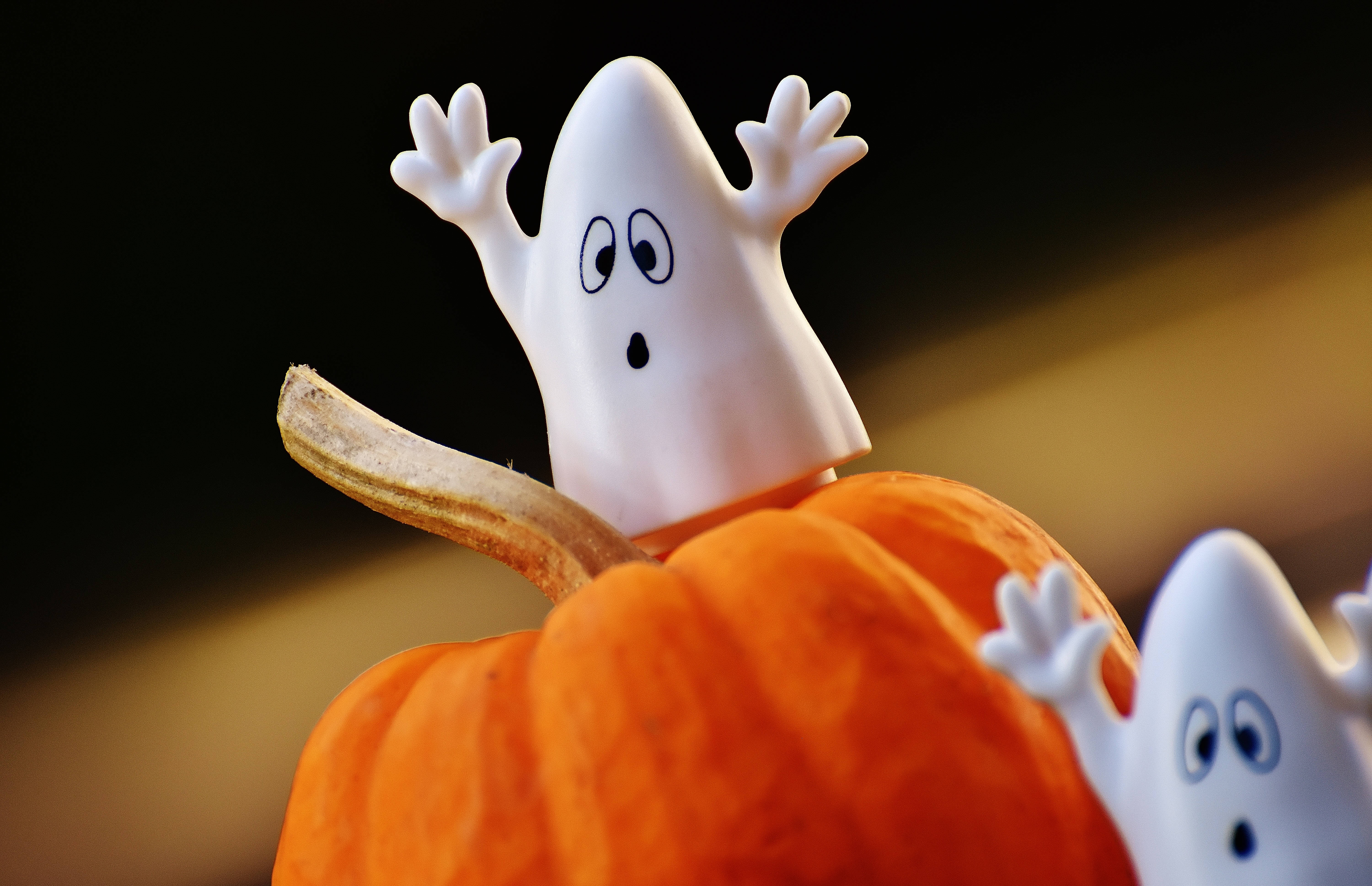Jitayarishe kwa Halloween na Sanamu Hizi za Blanketi za Mizimu! Picha ya Ukuta