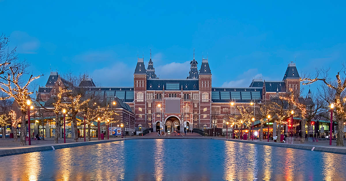 Jumba la Makumbusho la Rijksmuseum likiwa na Taa za Krismasi Usiku Picha ya Ukuta