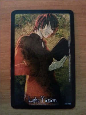 Kadi ya Kukusanya ya Light Yagami kutoka Anime Picha ya Ukuta
