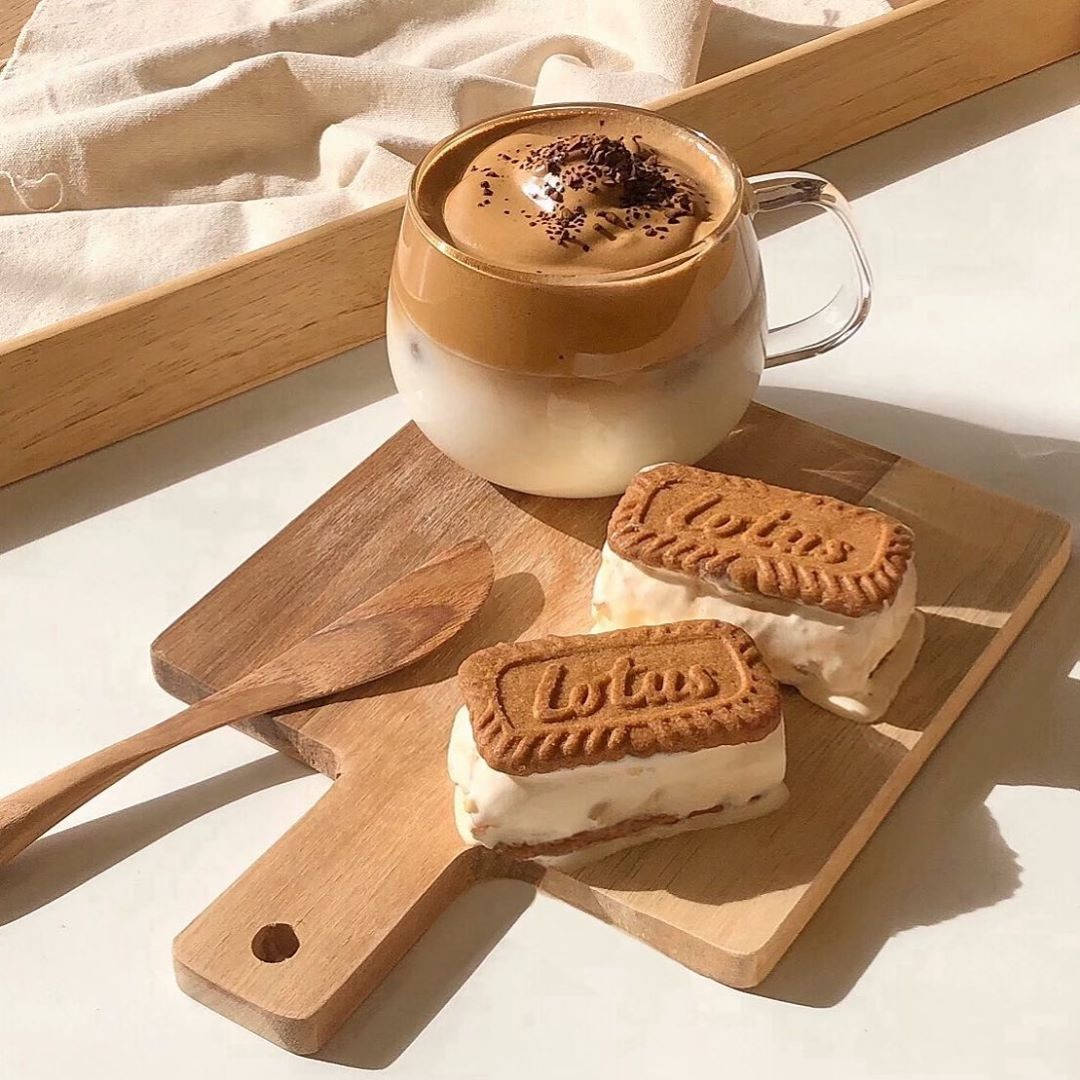 Kahawa ya Latte ya Aesthetic ya Beige na Biskuti Picha ya Ukuta